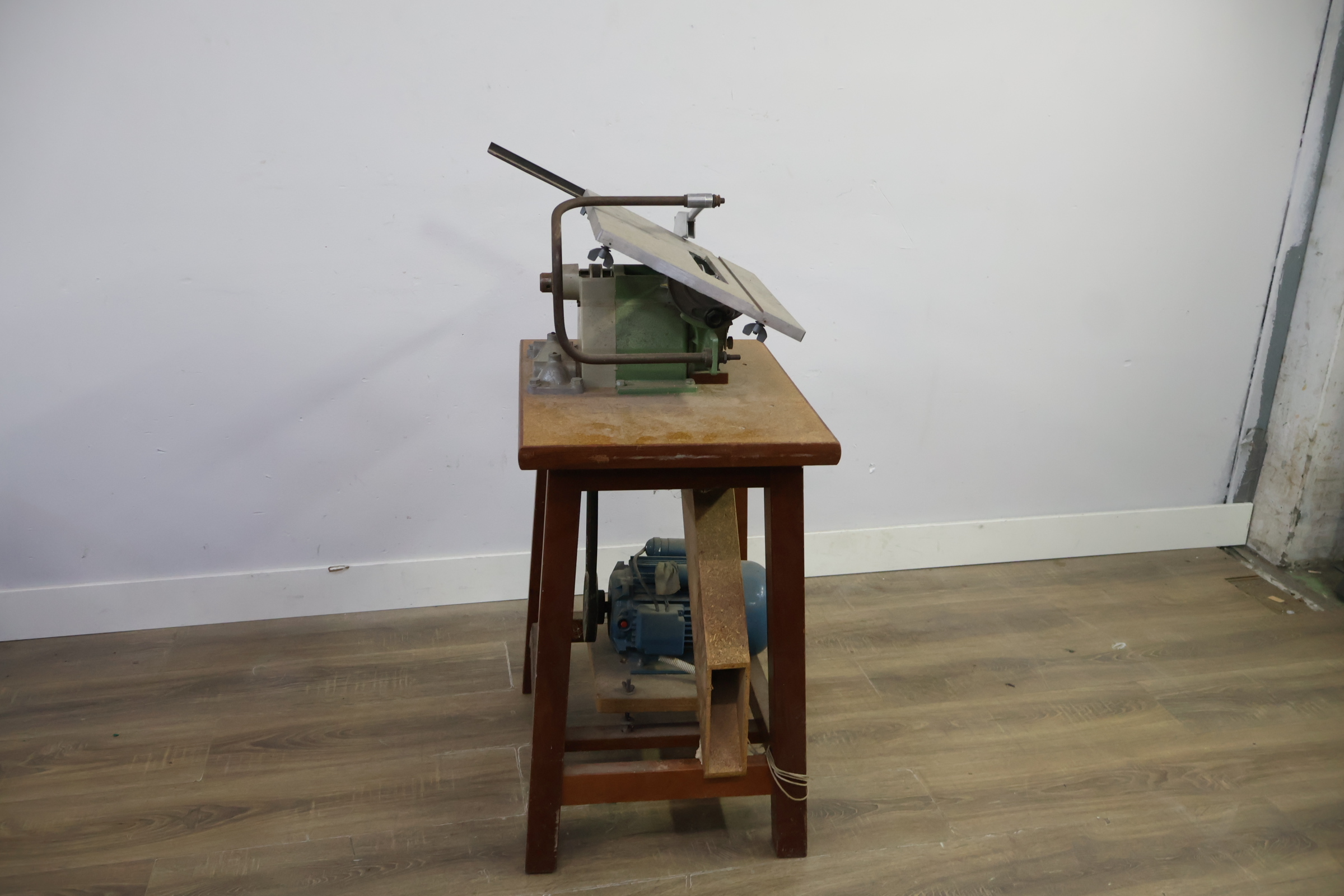 Tafelcirkelzaag met houten onderstel – foto 4 – kavel bij GSD Auctions, Zoeterwoude