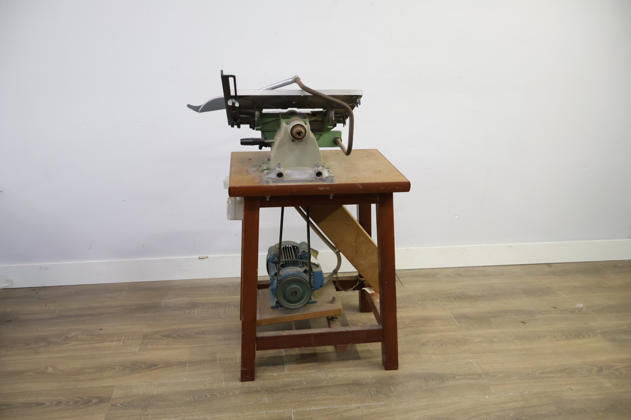 Tafelcirkelzaag met houten onderstel – foto 5 – kavel bij GSD Auctions, Zoeterwoude