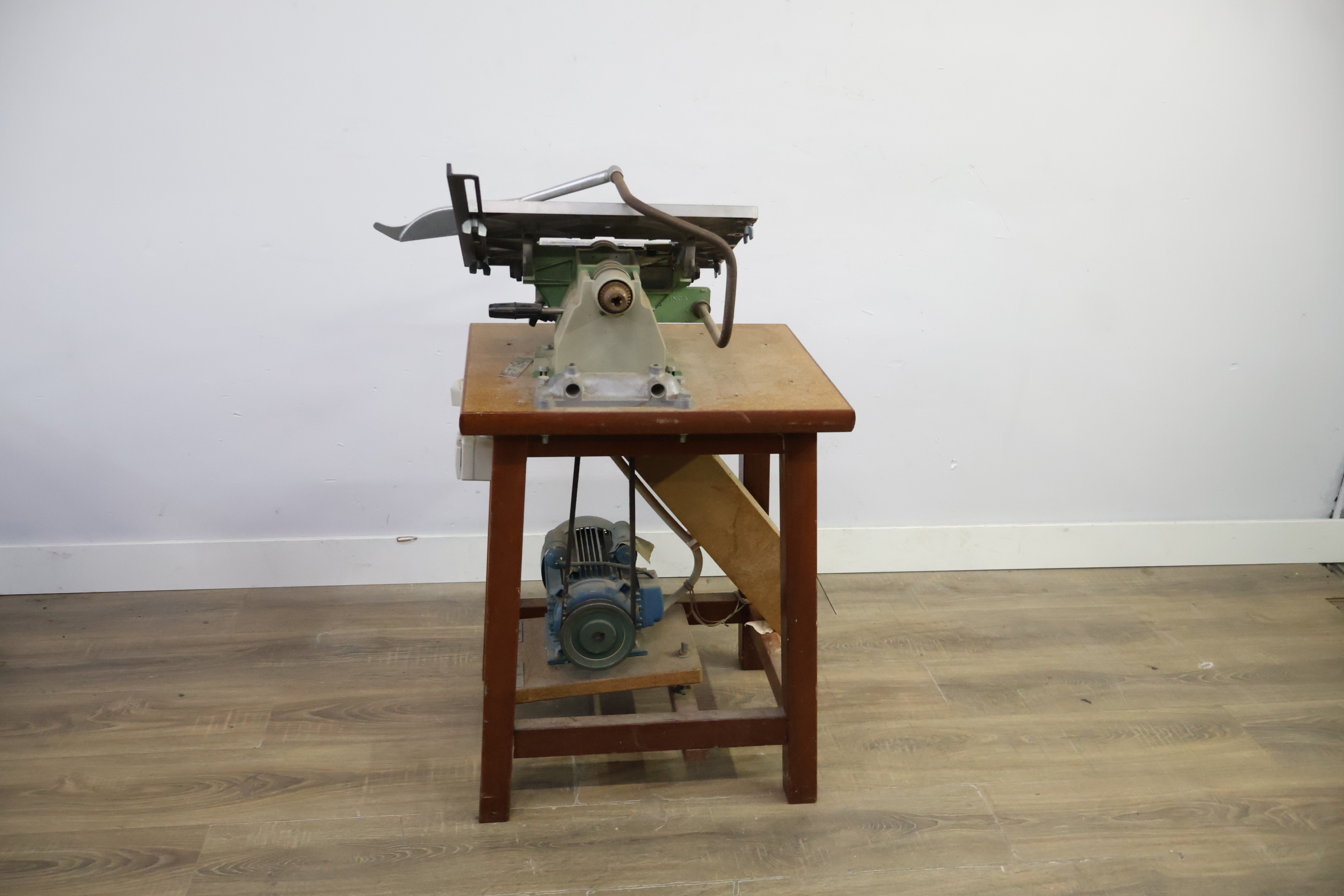 Tafelcirkelzaag met houten onderstel – foto 6 – kavel bij GSD Auctions, Zoeterwoude