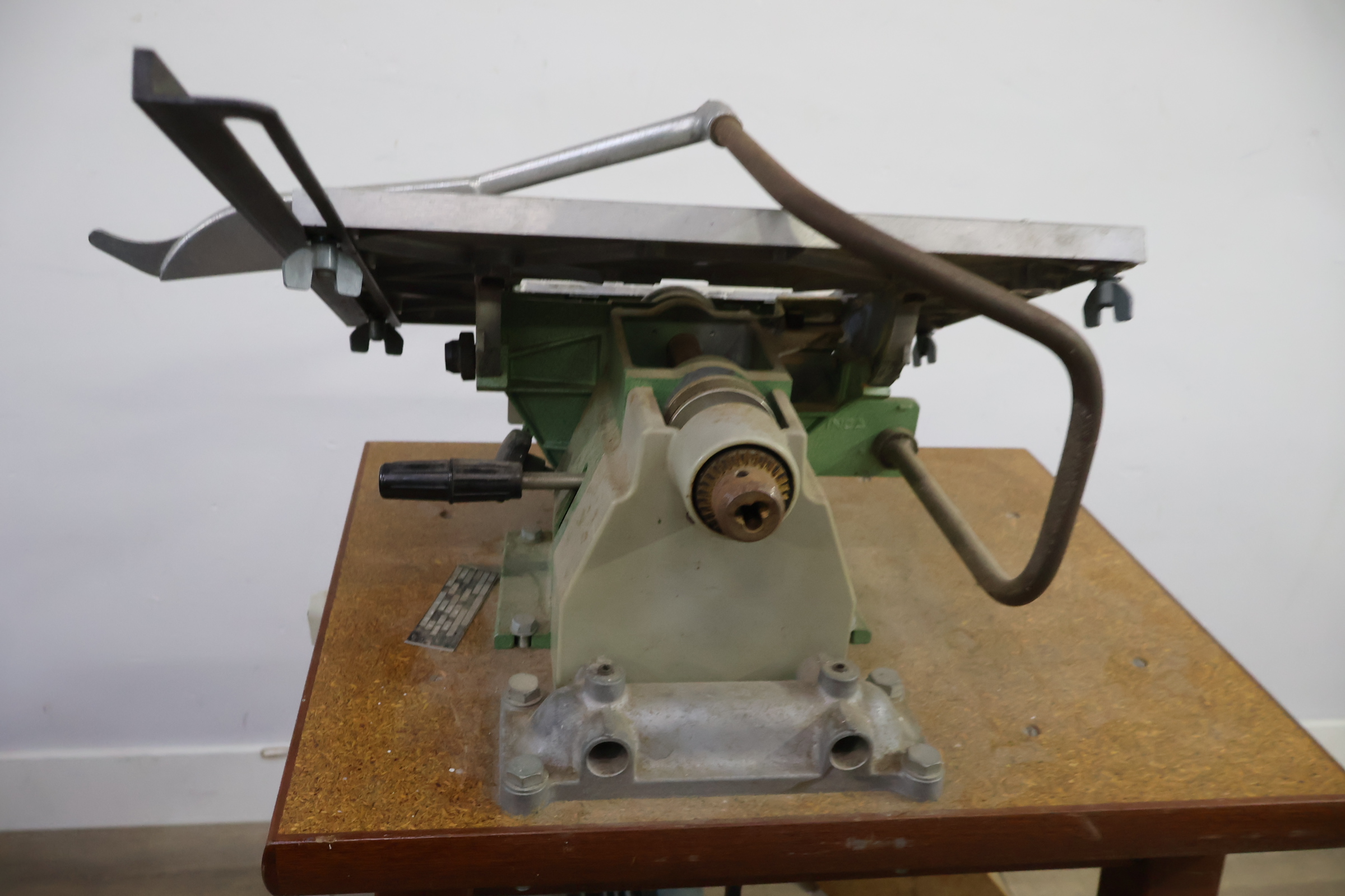 Tafelcirkelzaag met houten onderstel – foto 7 – kavel bij GSD Auctions, Zoeterwoude