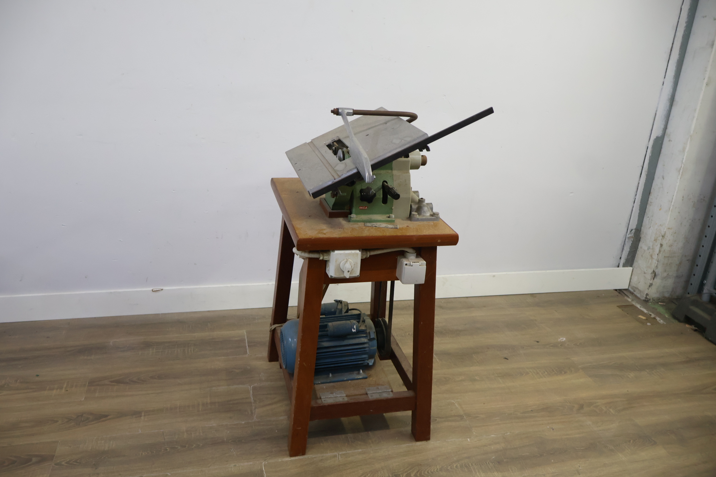 Tafelcirkelzaag met houten onderstel – foto 8 – kavel bij GSD Auctions, Zoeterwoude