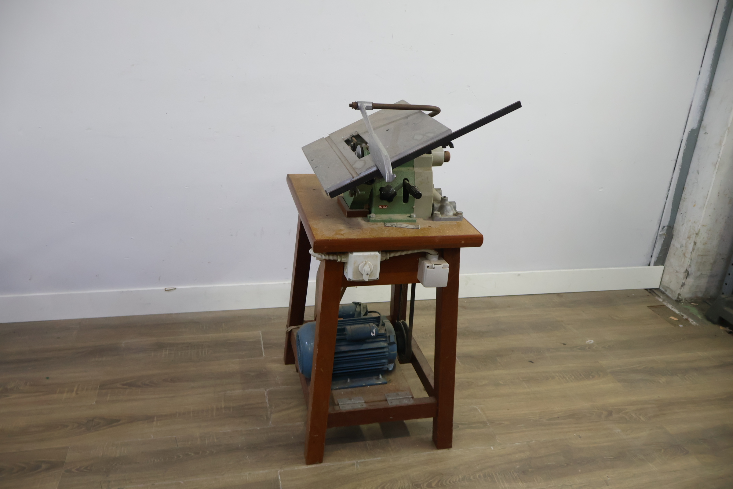 Tafelcirkelzaag met houten onderstel – foto 9 – kavel bij GSD Auctions, Zoeterwoude