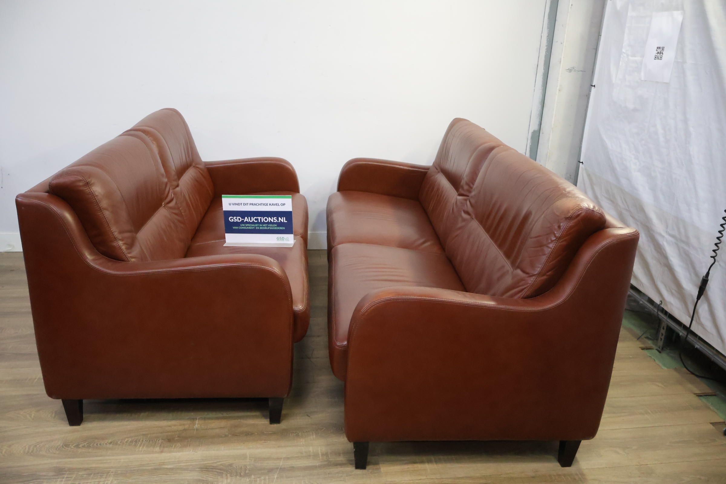 Set van twee bruine leren zitbanken – foto 2 – kavel bij GSD Auctions, Zoeterwoude