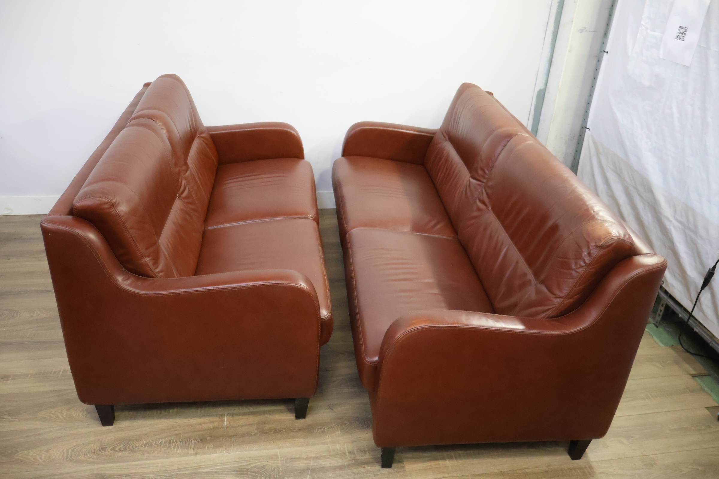 Set van twee bruine leren zitbanken – foto 3 – kavel bij GSD Auctions, Zoeterwoude