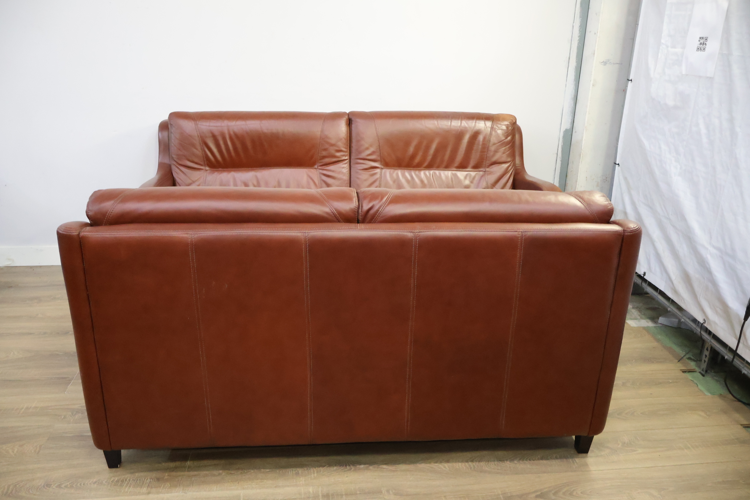 Set van twee bruine leren zitbanken – foto 4 – kavel bij GSD Auctions, Zoeterwoude
