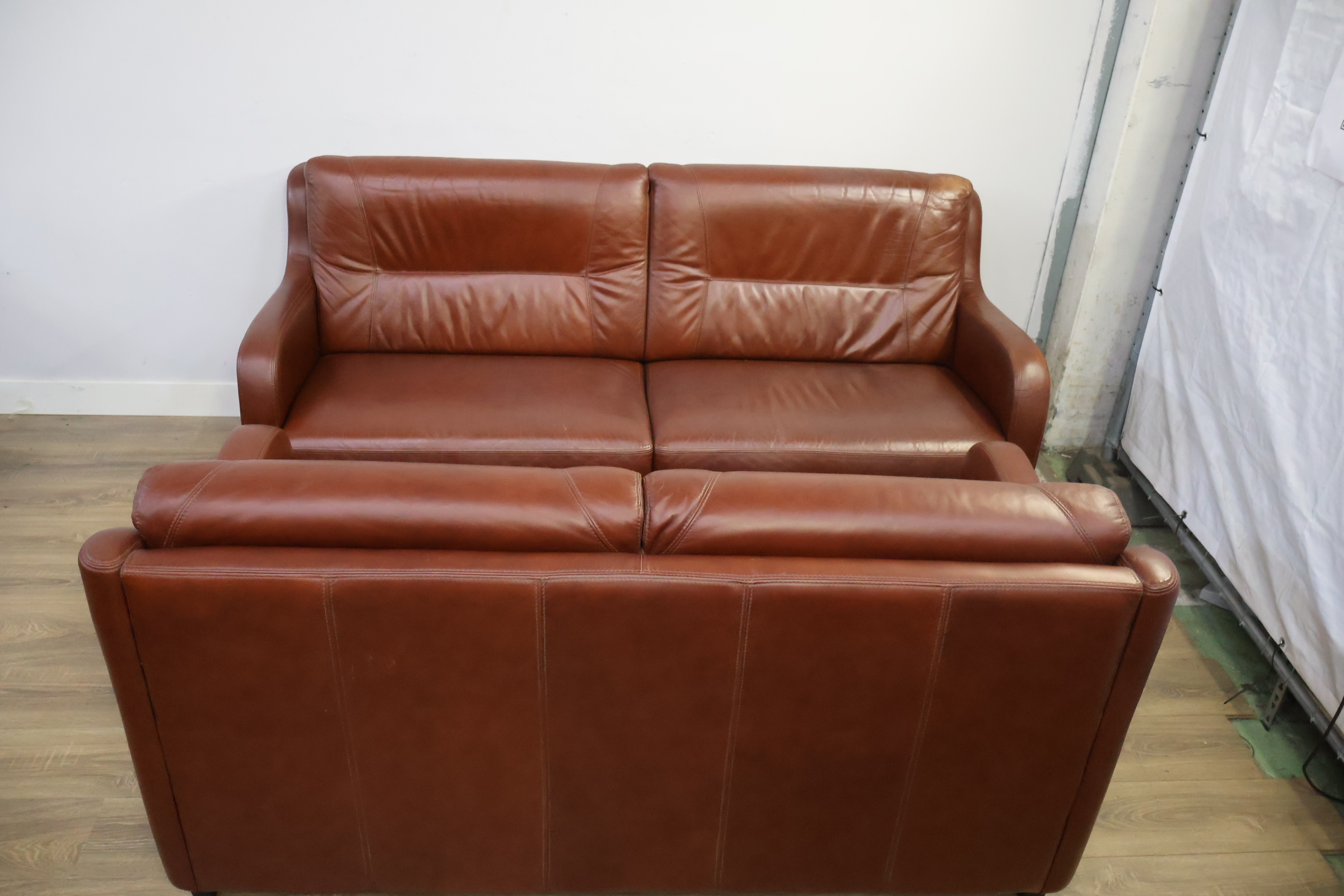 Set van twee bruine leren zitbanken – foto 5 – kavel bij GSD Auctions, Zoeterwoude