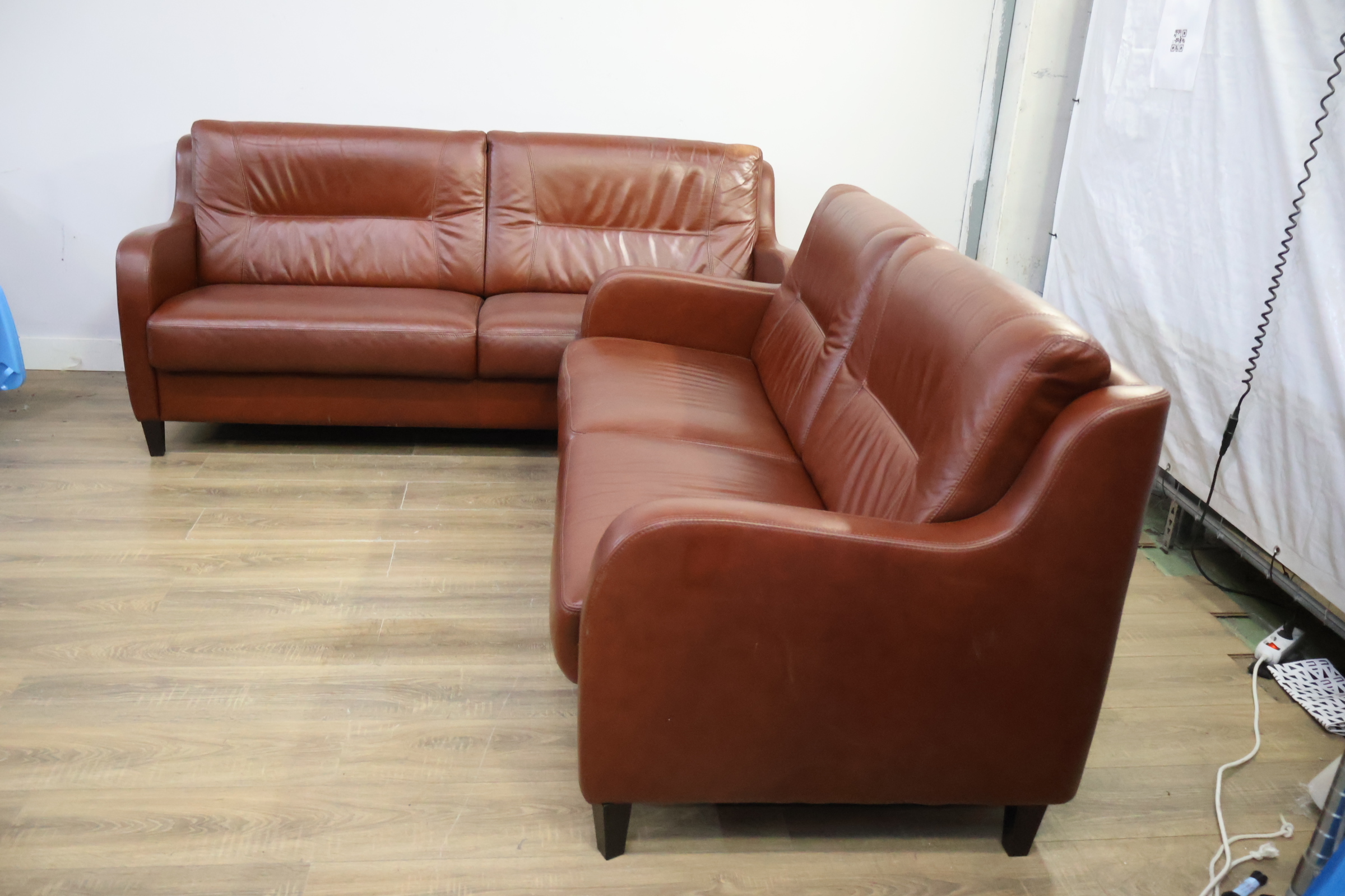 Set van twee bruine leren zitbanken – foto 6 – kavel bij GSD Auctions, Zoeterwoude