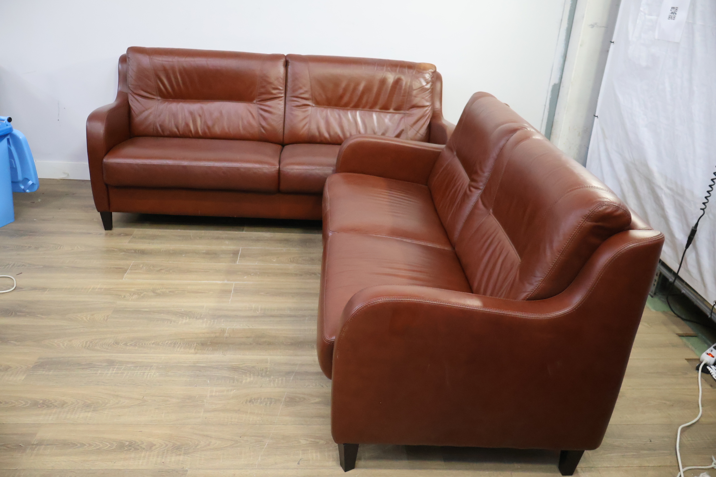 Set van twee bruine leren zitbanken – foto 7 – kavel bij GSD Auctions, Zoeterwoude
