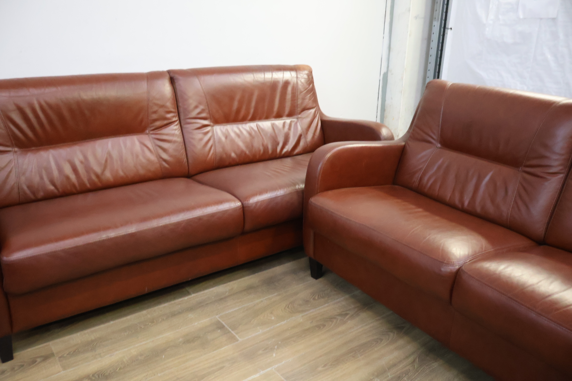 Set van twee bruine leren zitbanken – foto 8 – kavel bij GSD Auctions, Zoeterwoude