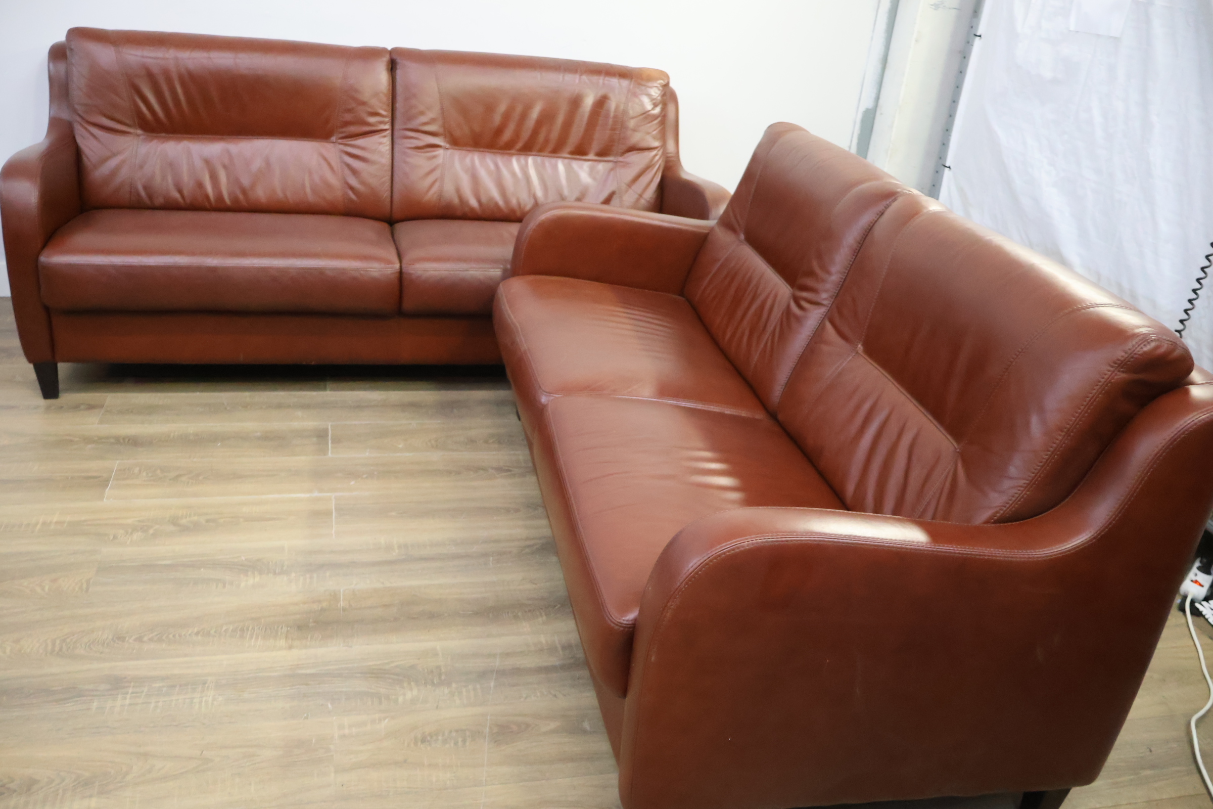 Set van twee bruine leren zitbanken – foto 9 – kavel bij GSD Auctions, Zoeterwoude