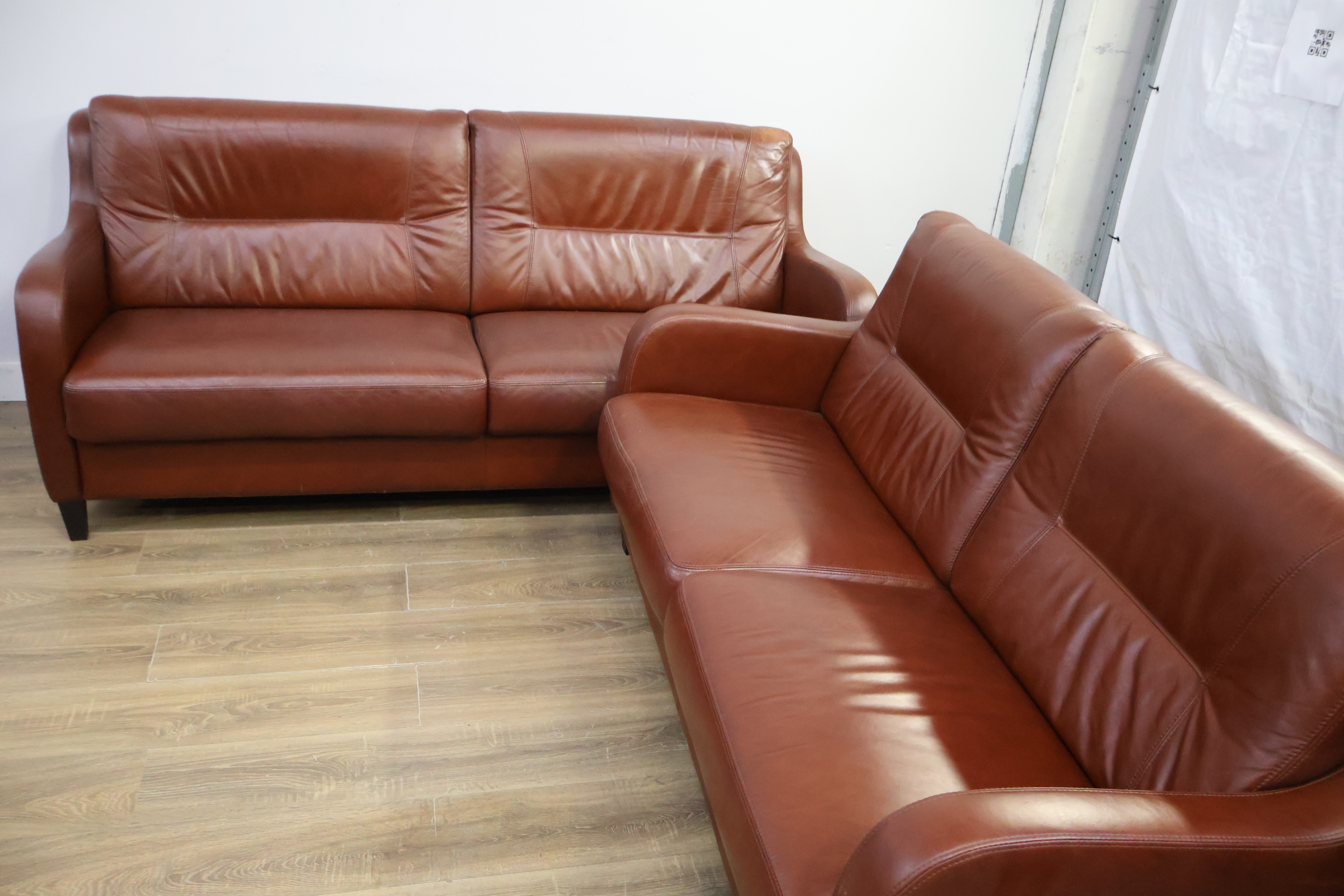Set van twee bruine leren zitbanken – foto 10 – kavel bij GSD Auctions, Zoeterwoude