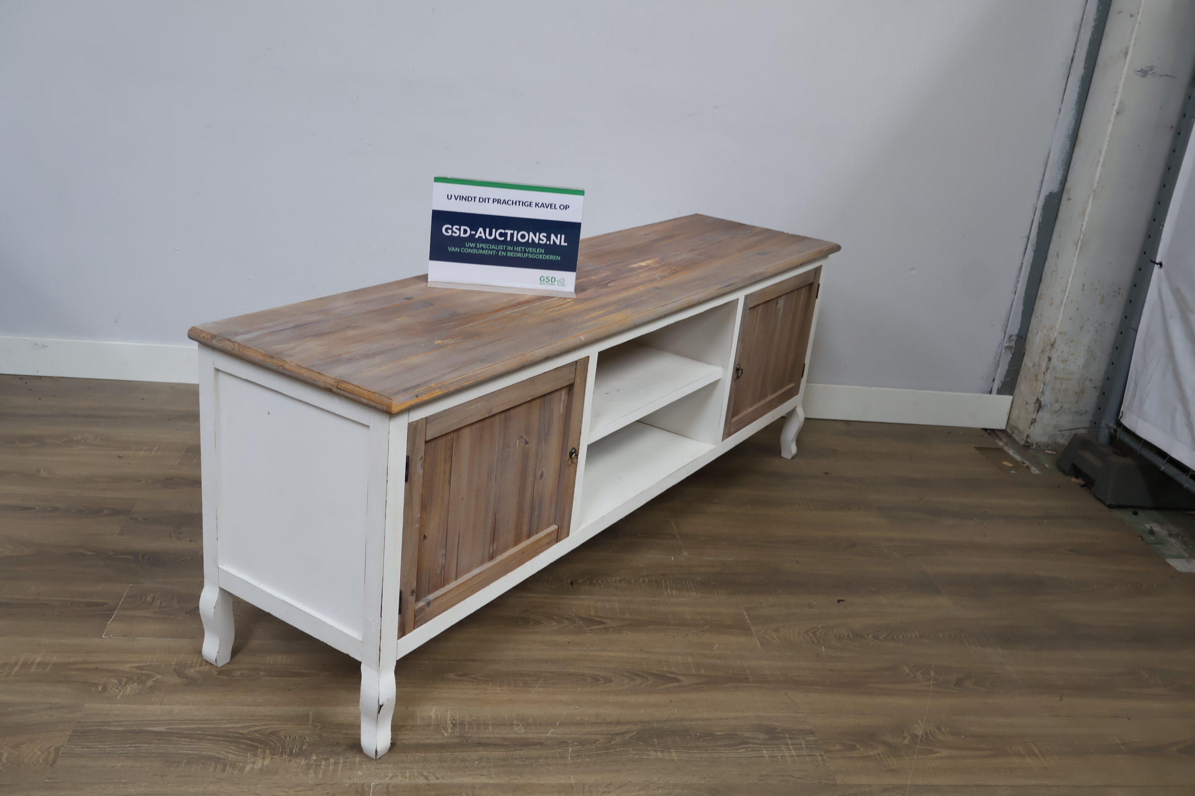 Wit en houten tv meubel met legplanken – foto 2 – kavel bij GSD Auctions, Zoeterwoude