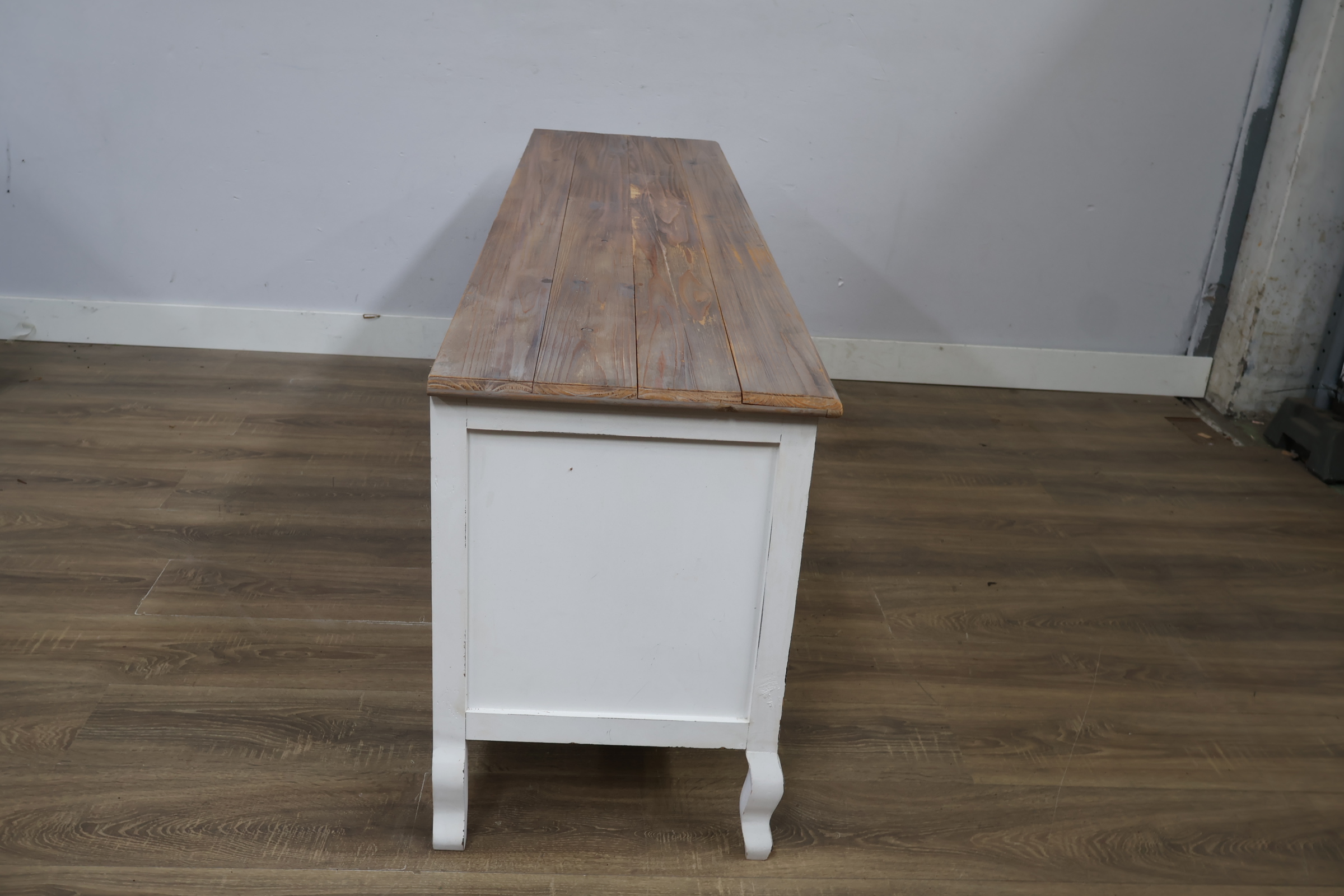 Wit en houten tv meubel met legplanken – foto 3 – kavel bij GSD Auctions, Zoeterwoude