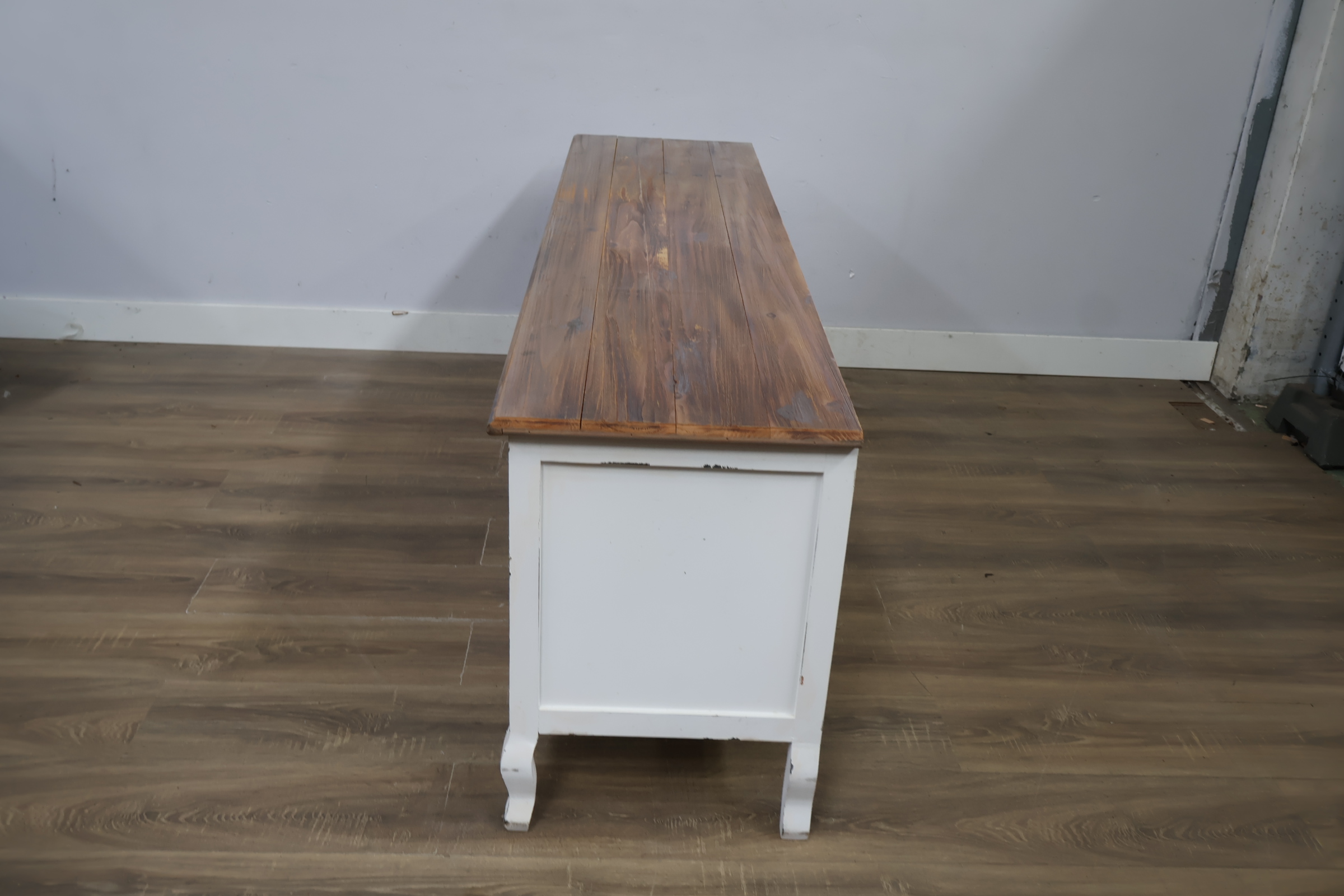 Wit en houten tv meubel met legplanken – foto 8 – kavel bij GSD Auctions, Zoeterwoude
