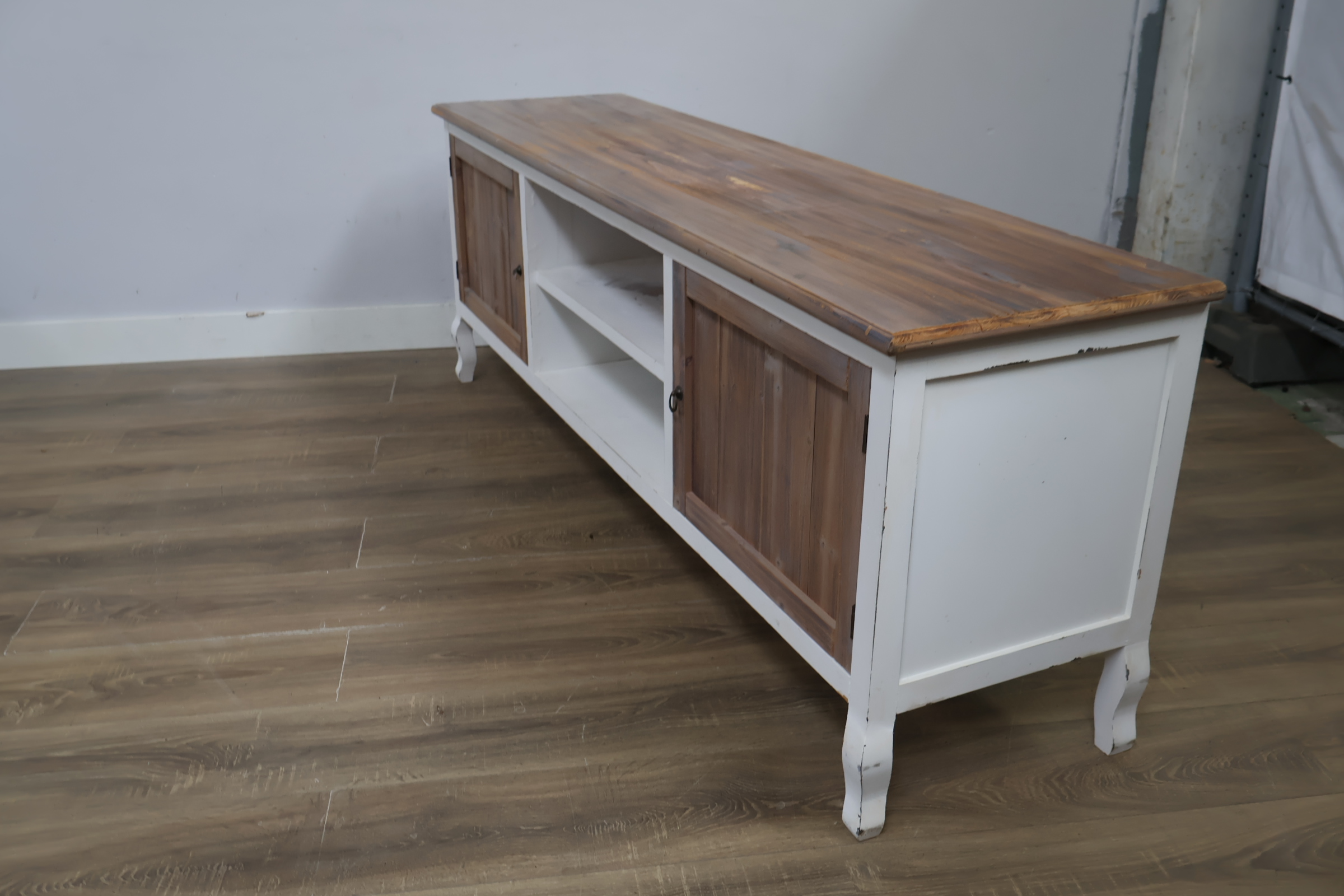 Wit en houten tv meubel met legplanken – foto 9 – kavel bij GSD Auctions, Zoeterwoude
