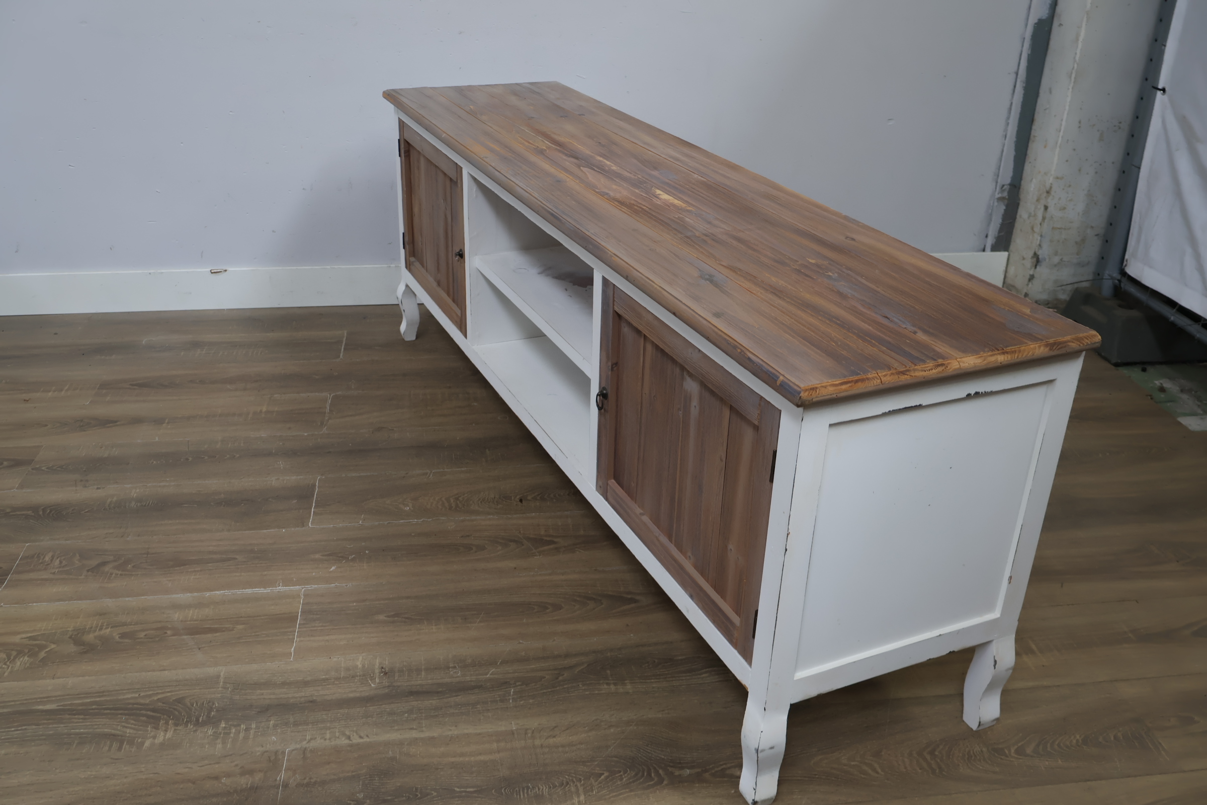 Wit en houten tv meubel met legplanken – foto 10 – kavel bij GSD Auctions, Zoeterwoude