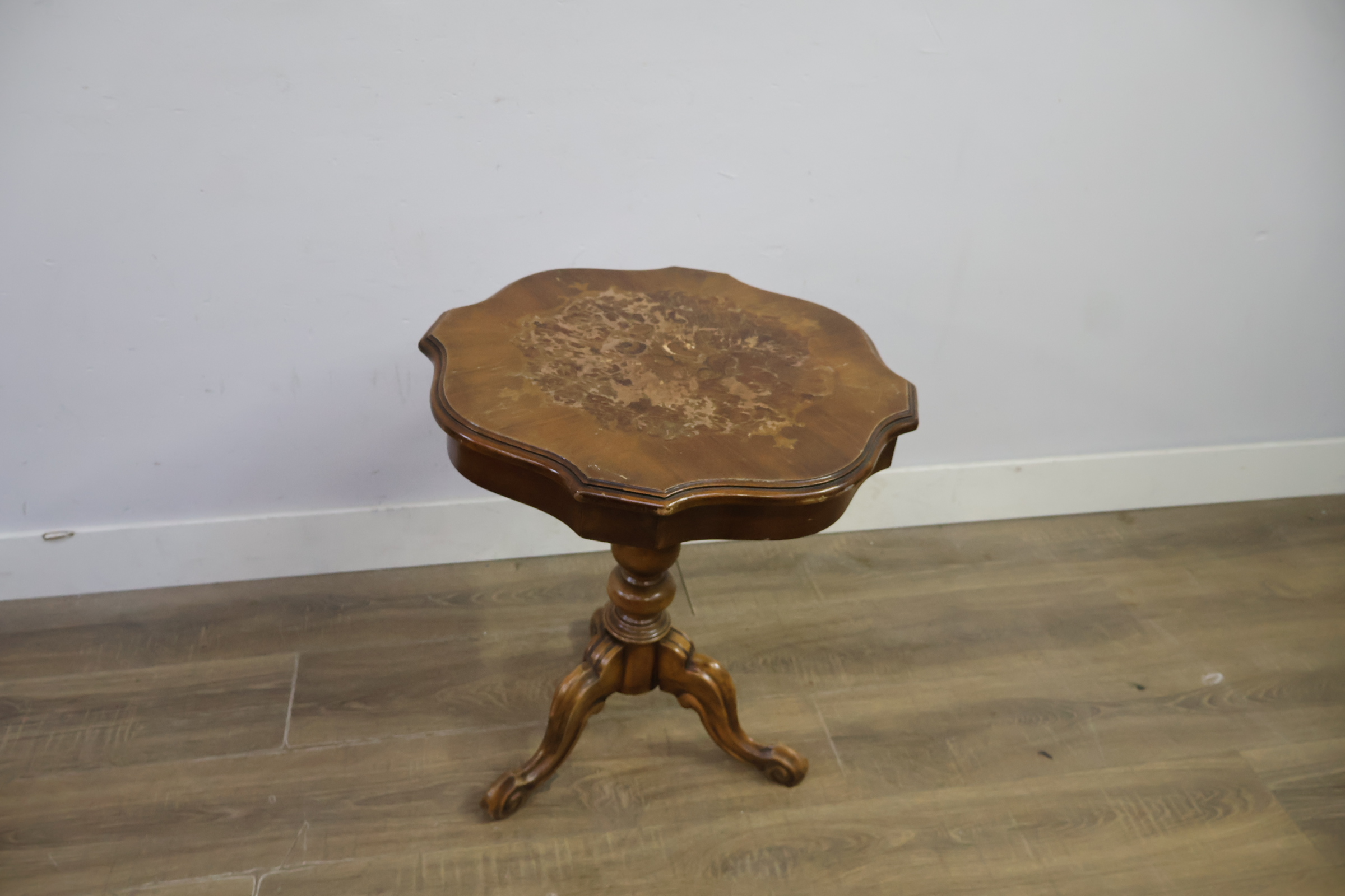 Antieke houten bijzettafel met gebeeldhouwde poot – foto 4 – kavel bij GSD Auctions, Zoeterwoude