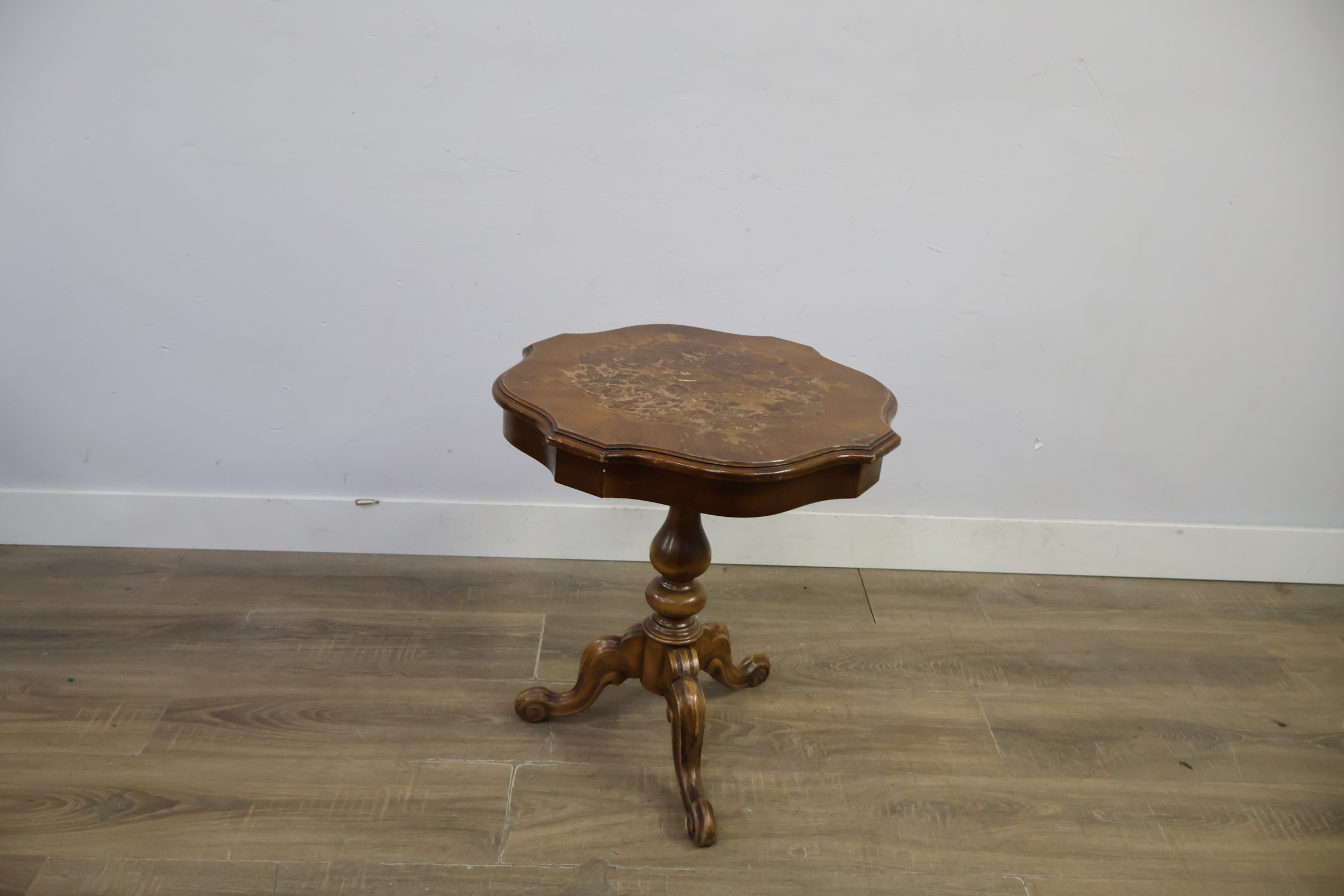 Antieke houten bijzettafel met gebeeldhouwde poot – foto 6 – kavel bij GSD Auctions, Zoeterwoude