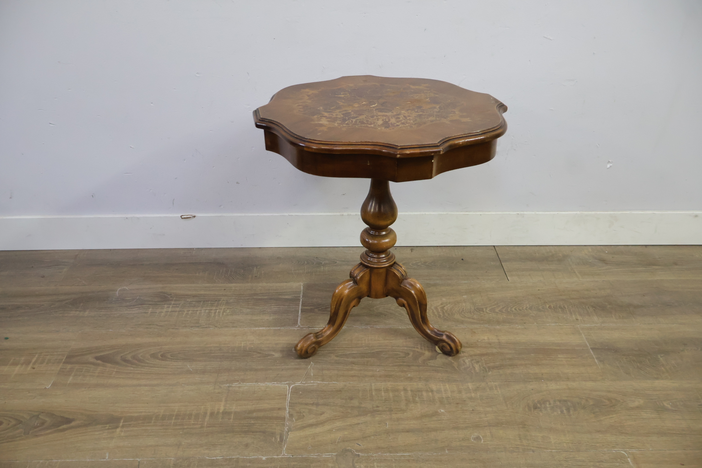 Antieke houten bijzettafel met gebeeldhouwde poot – foto 7 – kavel bij GSD Auctions, Zoeterwoude