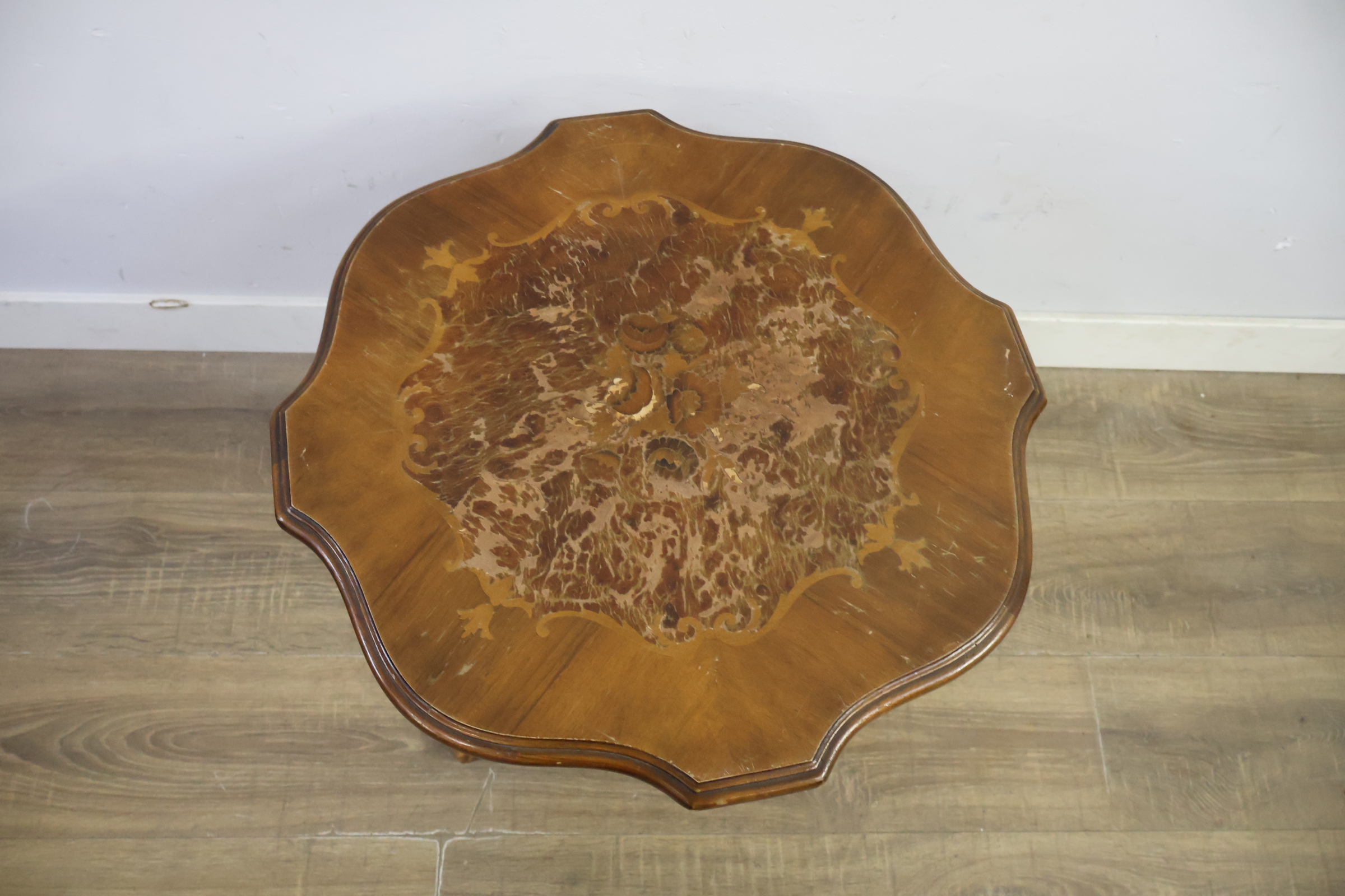 Antieke houten bijzettafel met gebeeldhouwde poot – foto 9 – kavel bij GSD Auctions, Zoeterwoude