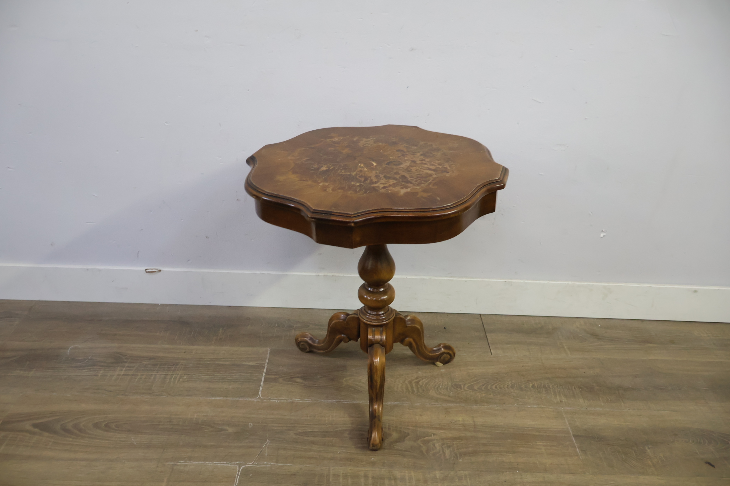 Antieke houten bijzettafel met gebeeldhouwde poot – foto 10 – kavel bij GSD Auctions, Zoeterwoude