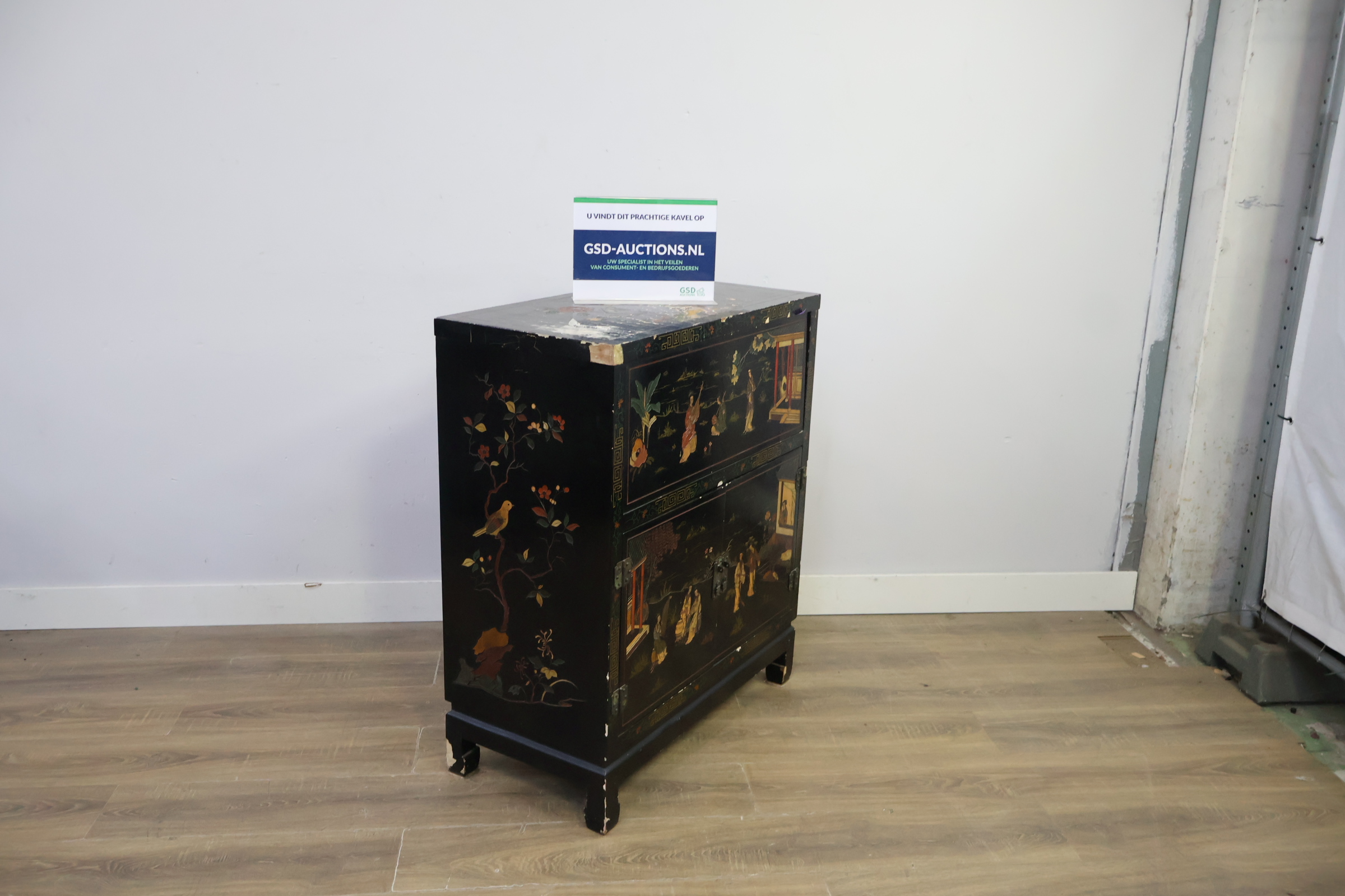 Zwarte Aziatische ladekast met schilderingen – foto 2 – kavel bij GSD Auctions, Zoeterwoude