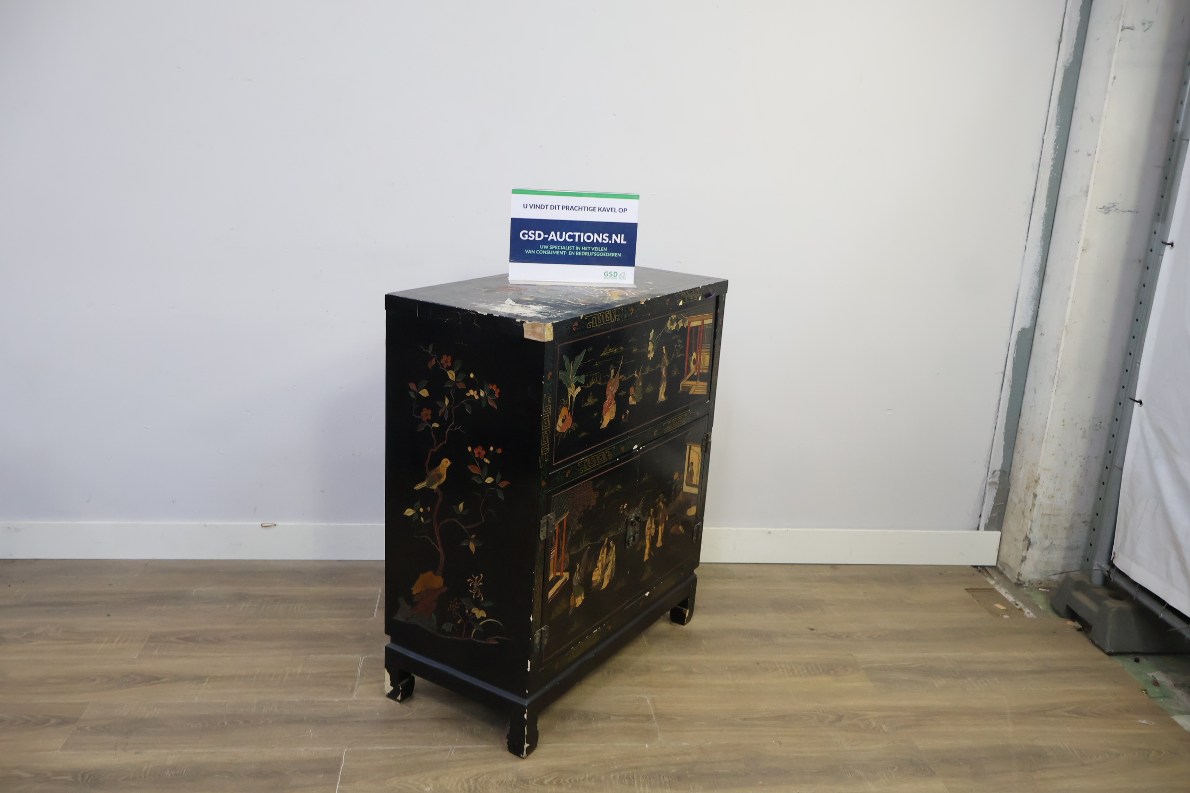 Zwarte Aziatische ladekast met schilderingen – foto 3 – kavel bij GSD Auctions, Zoeterwoude