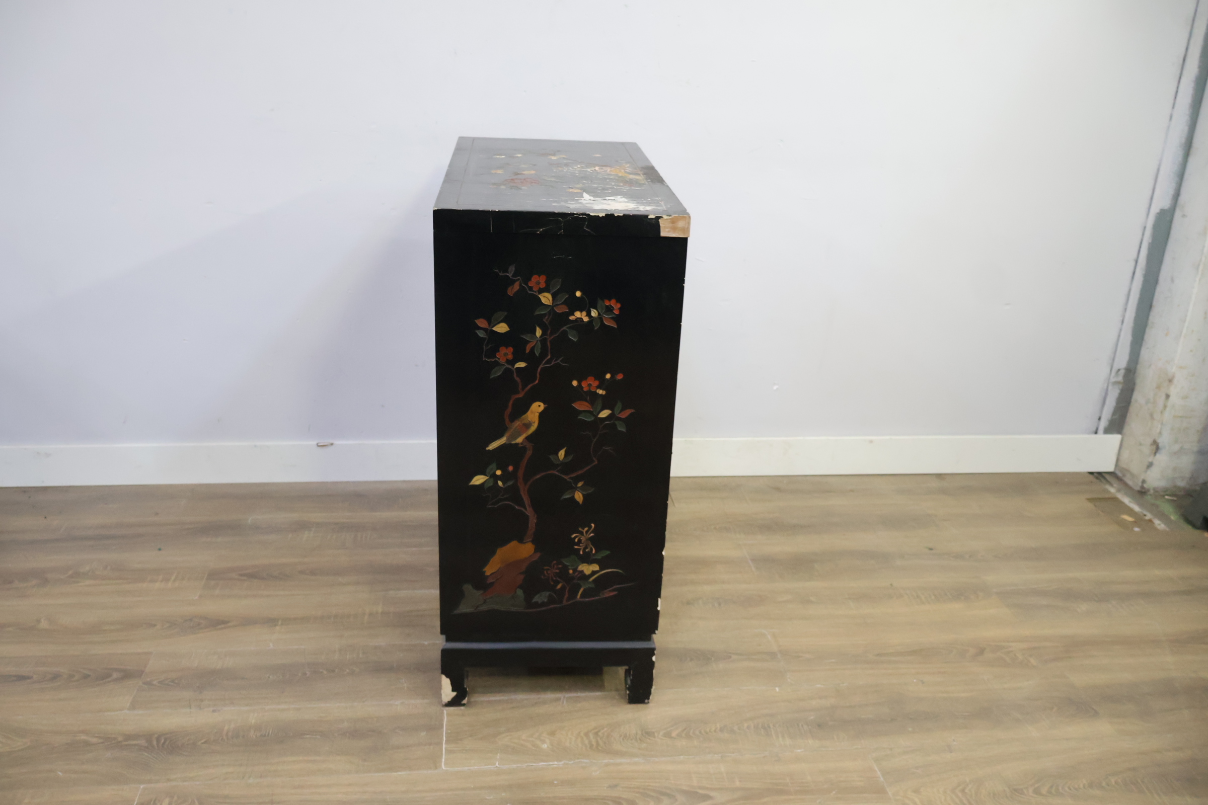 Zwarte Aziatische ladekast met schilderingen – foto 4 – kavel bij GSD Auctions, Zoeterwoude