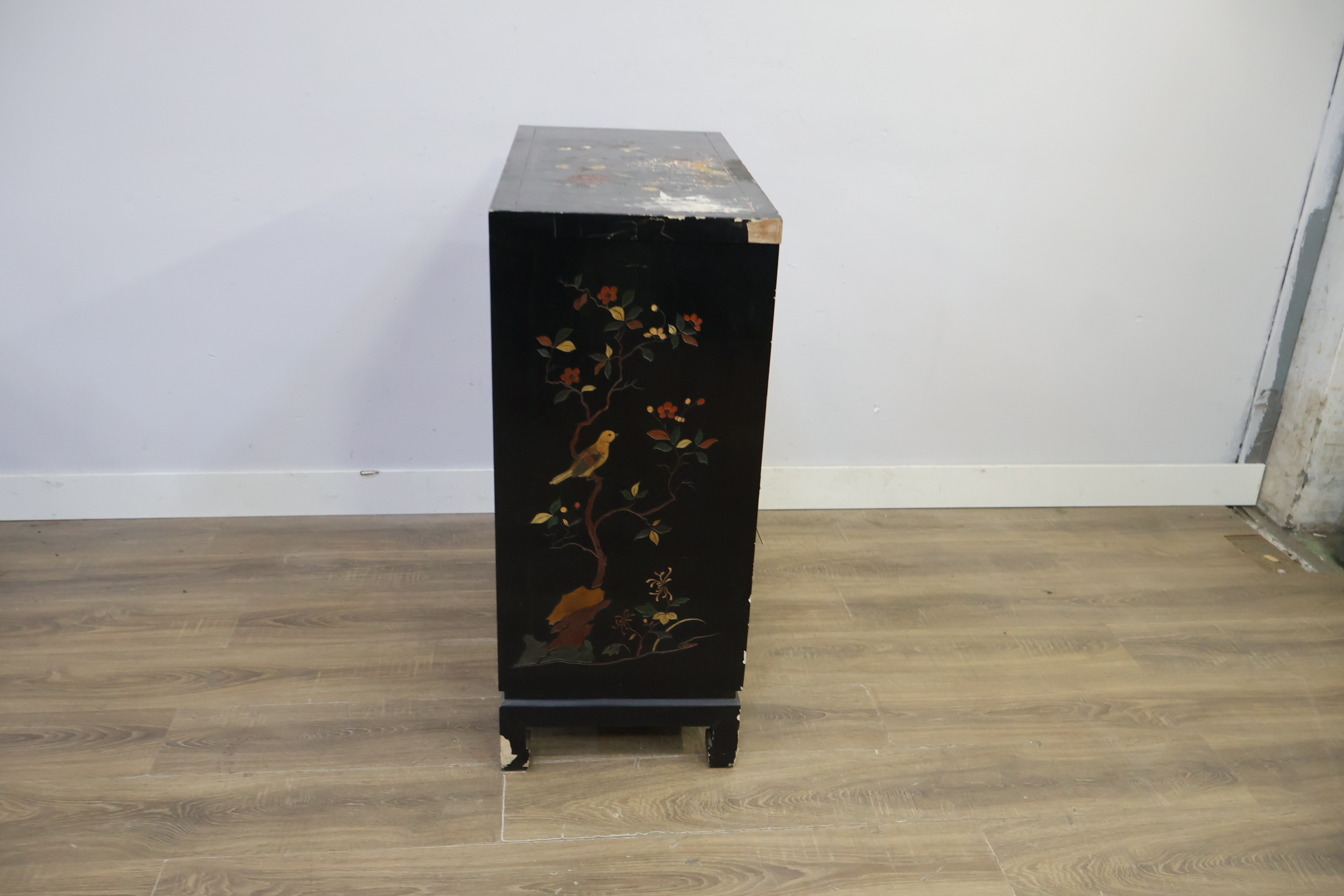 Zwarte Aziatische ladekast met schilderingen – foto 5 – kavel bij GSD Auctions, Zoeterwoude