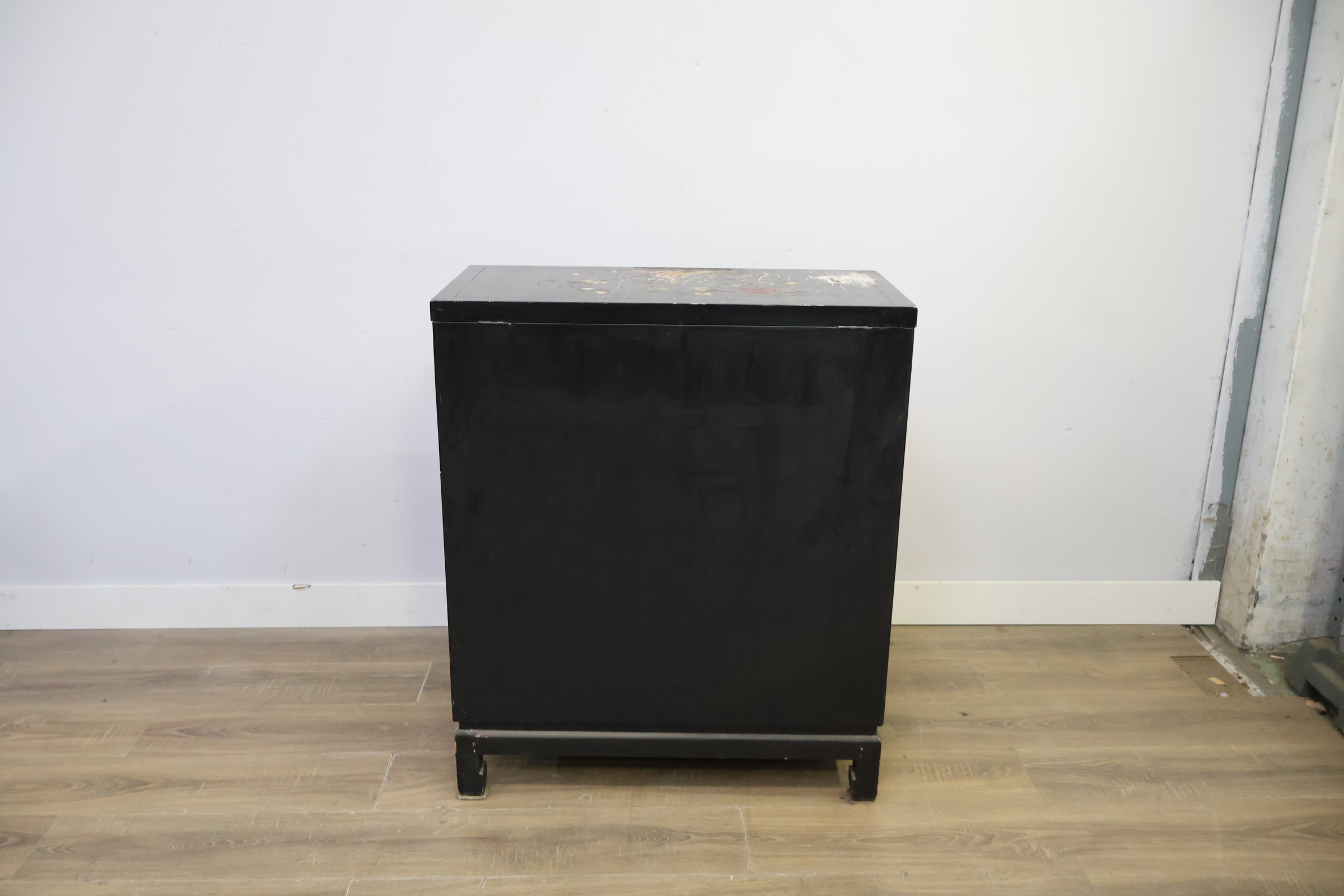 Zwarte Aziatische ladekast met schilderingen – foto 6 – kavel bij GSD Auctions, Zoeterwoude