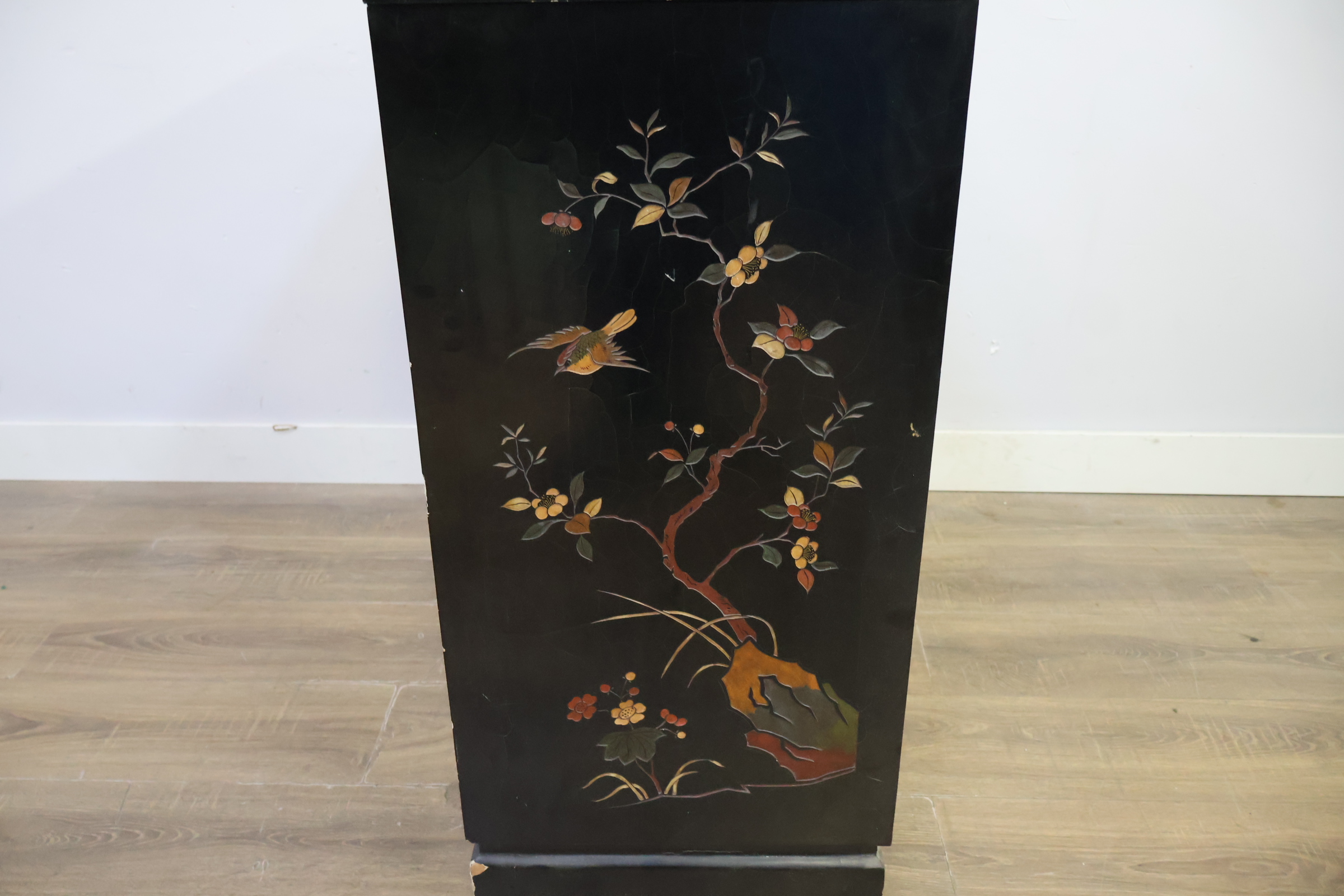 Zwarte Aziatische ladekast met schilderingen – foto 10 – kavel bij GSD Auctions, Zoeterwoude