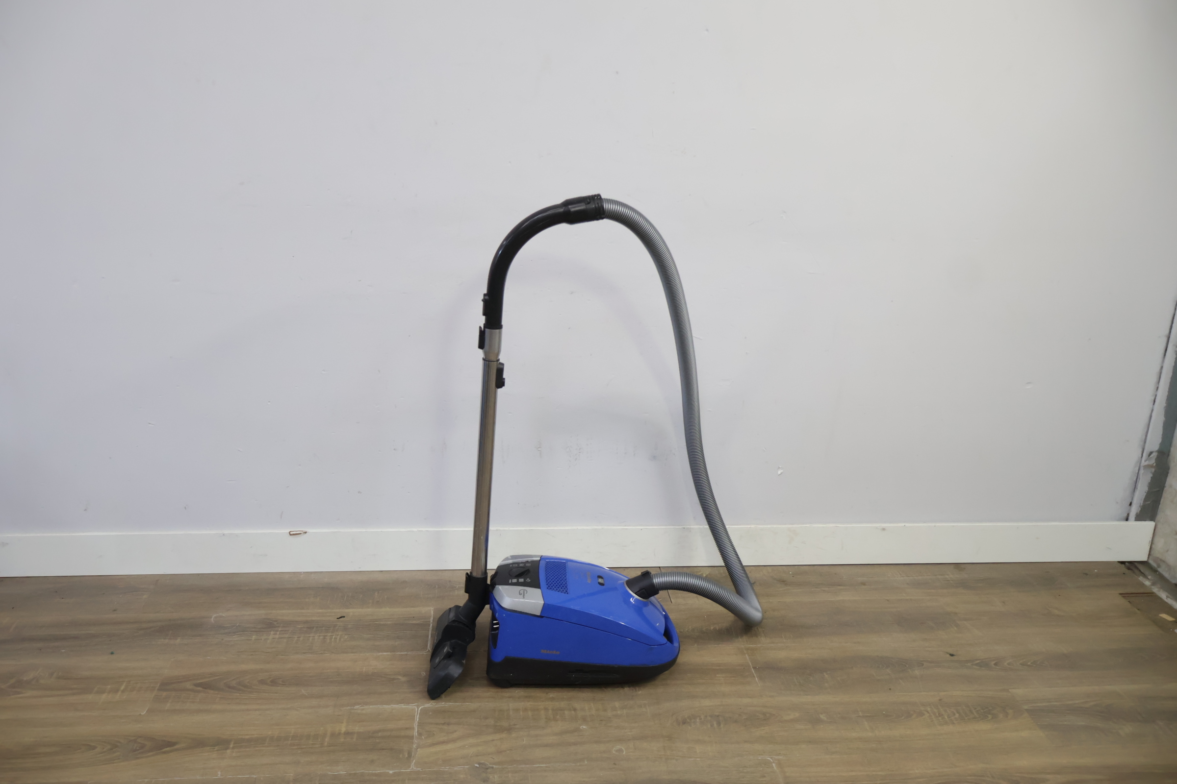 Miele stofzuiger 56210 – foto 3 – kavel bij GSD Auctions, Zoeterwoude