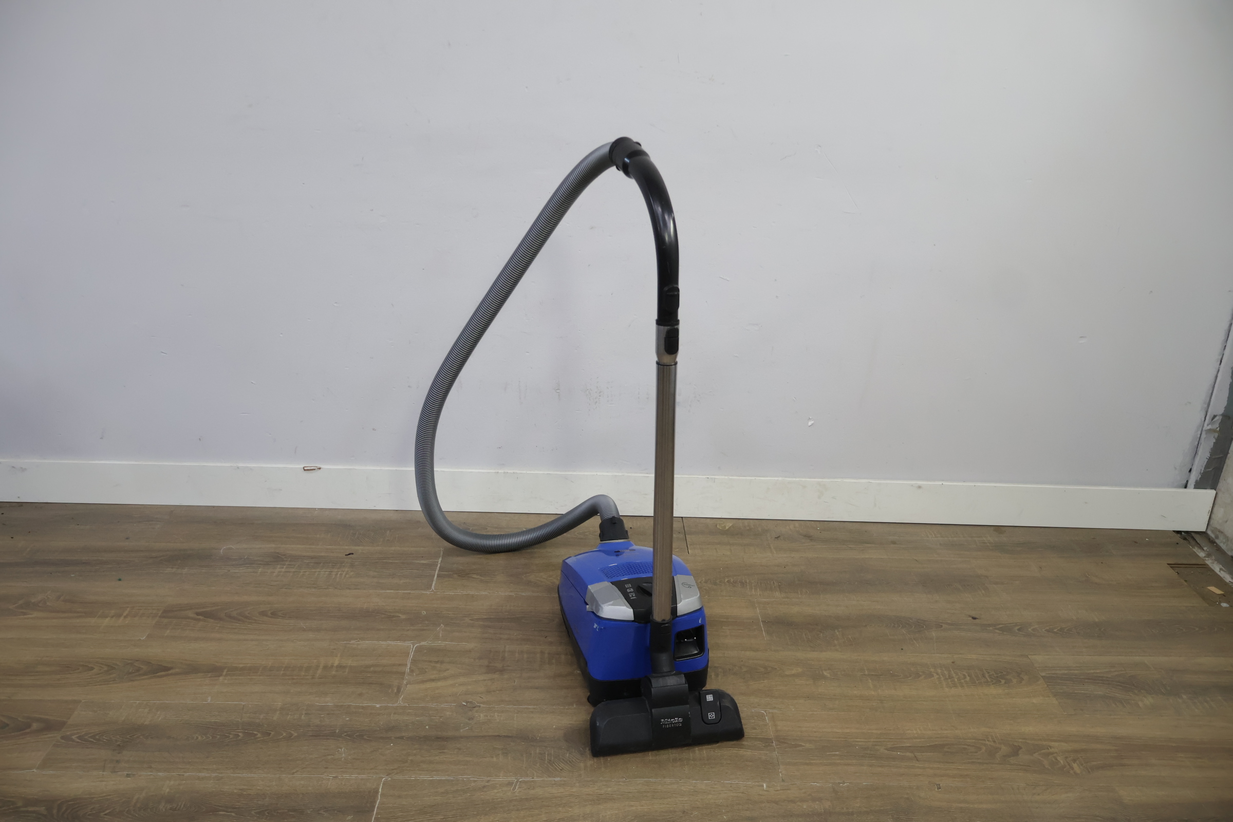 Miele stofzuiger 56210 – foto 6 – kavel bij GSD Auctions, Zoeterwoude