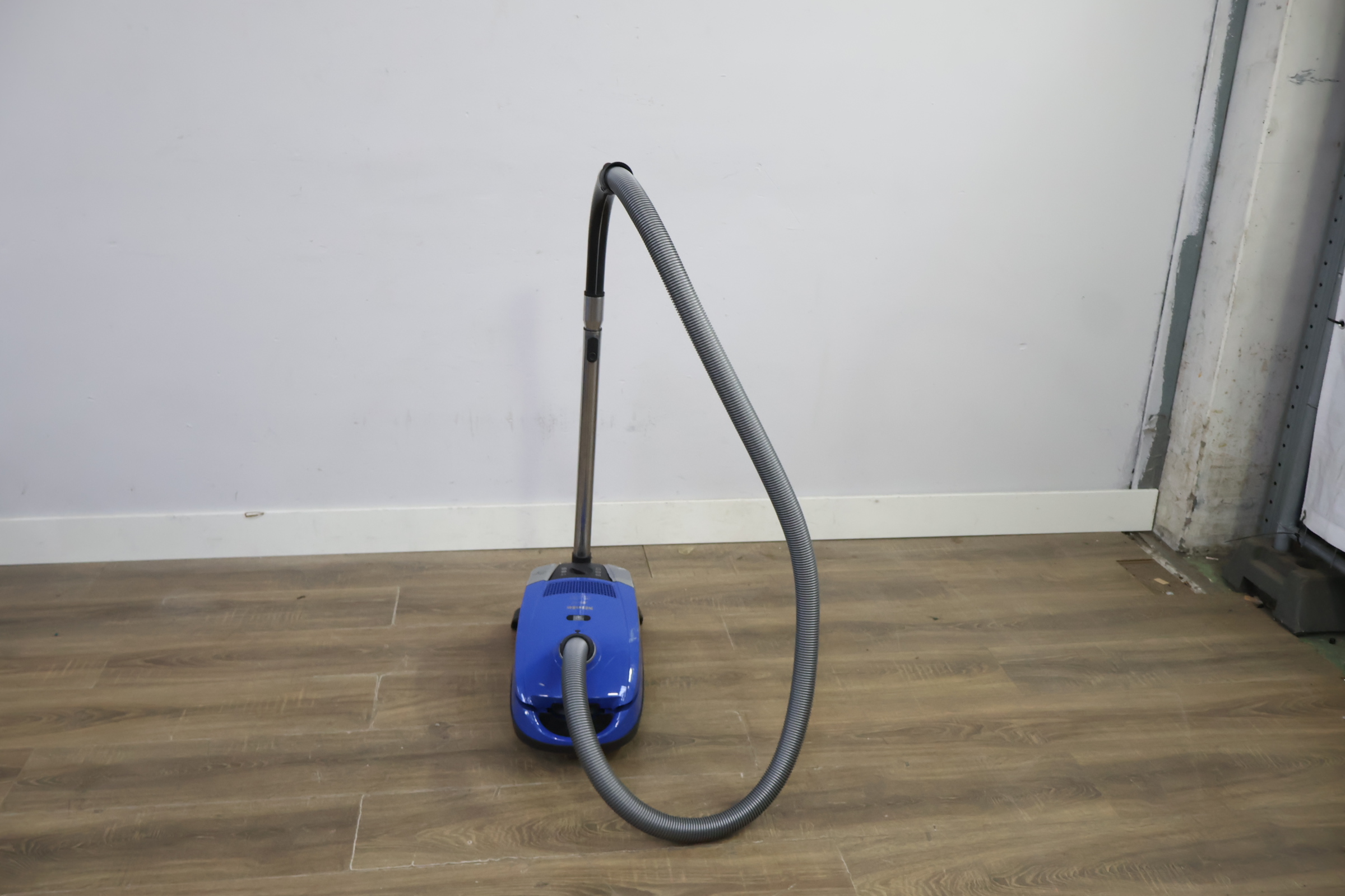 Miele stofzuiger 56210 – foto 10 – kavel bij GSD Auctions, Zoeterwoude