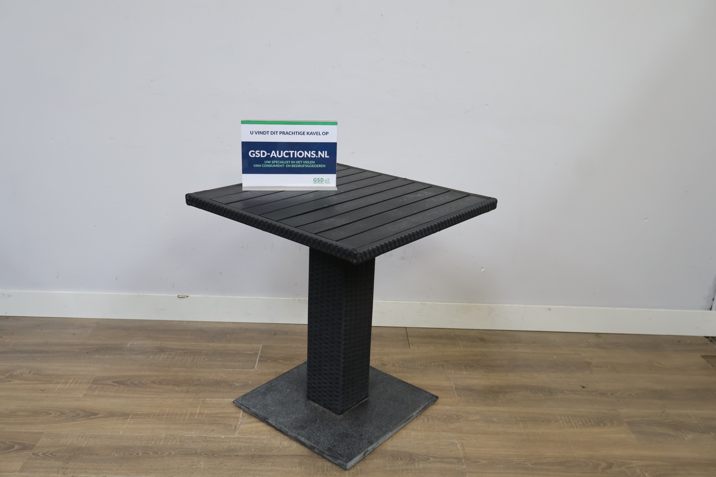 Zwart vierkant tuintafeltje – foto 2 – kavel bij GSD Auctions, Zoeterwoude