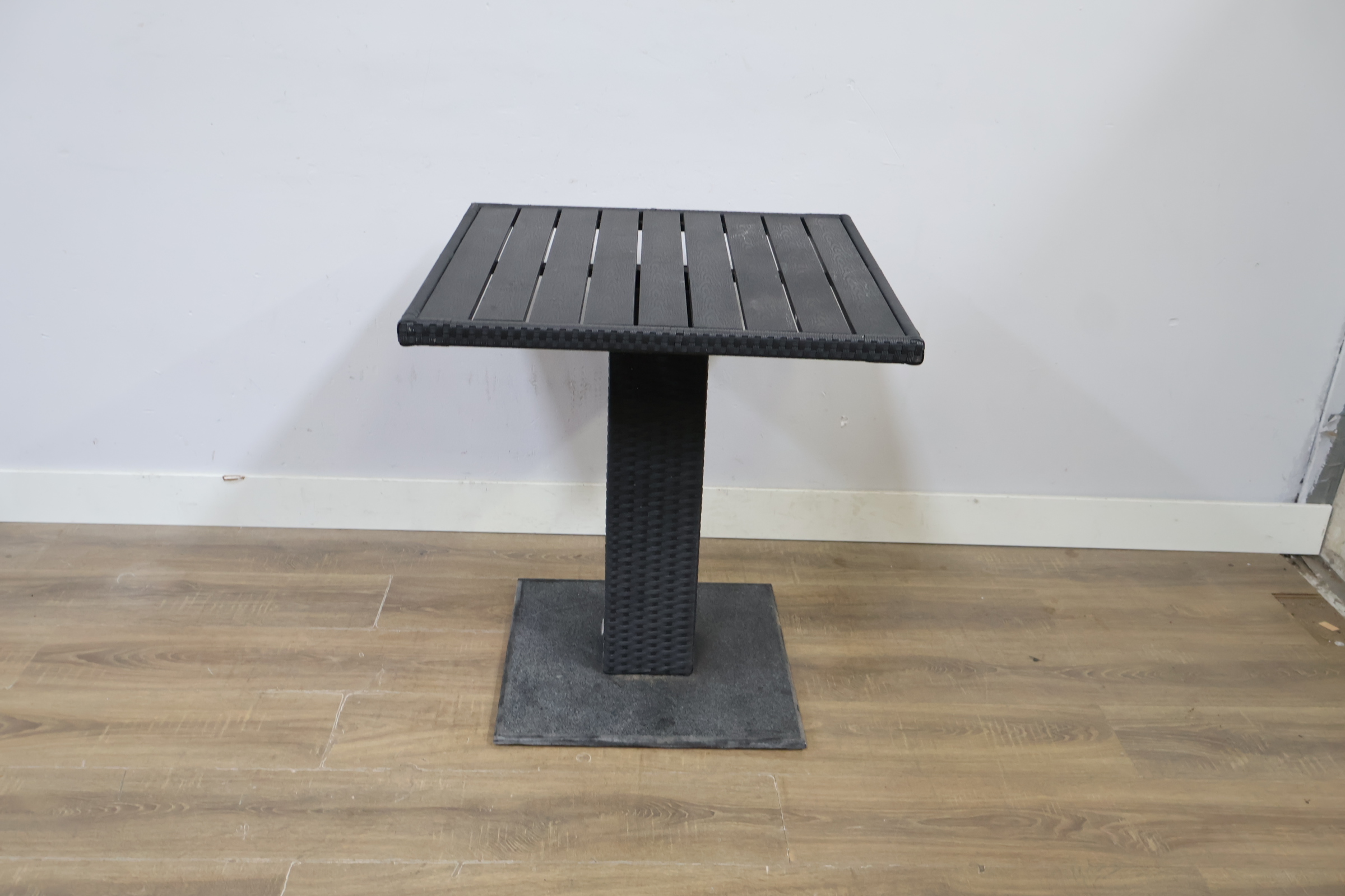 Zwart vierkant tuintafeltje – foto 3 – kavel bij GSD Auctions, Zoeterwoude