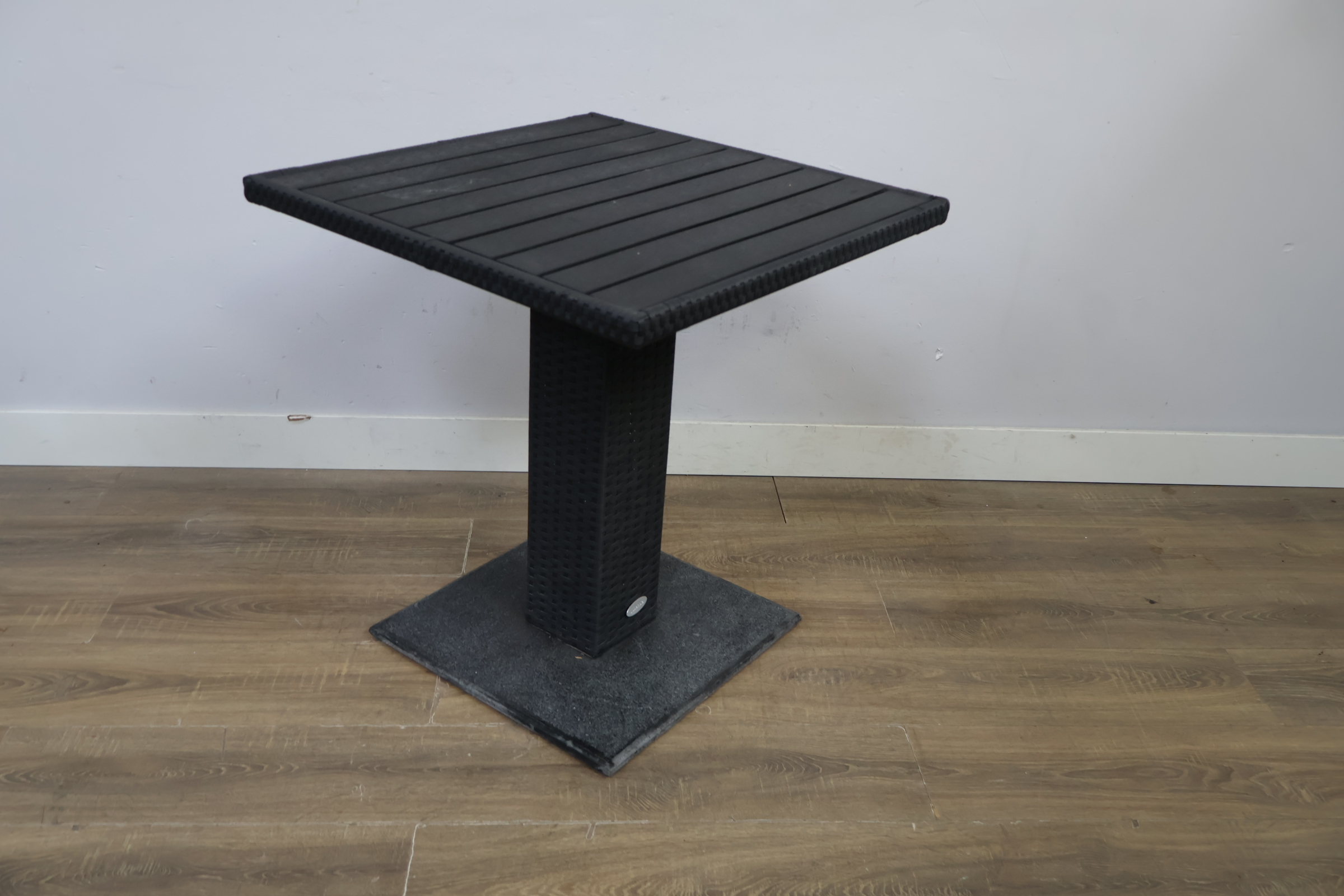 Zwart vierkant tuintafeltje – foto 10 – kavel bij GSD Auctions, Zoeterwoude