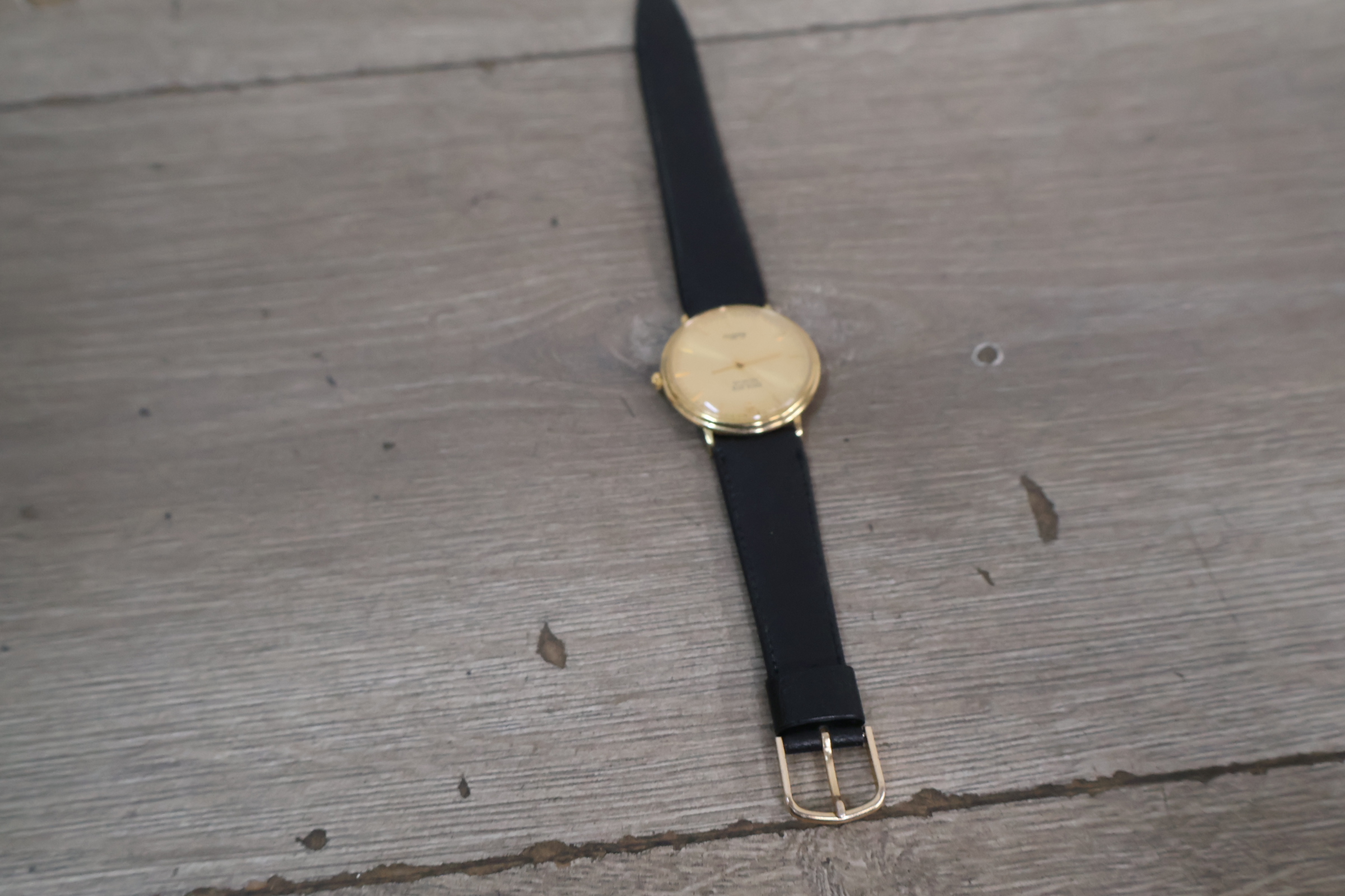 Prachtig sierlijk goudkleurig Poljot horloge met zwarte leren band – foto 4 – kavel bij GSD Auctions, Zoeterwoude