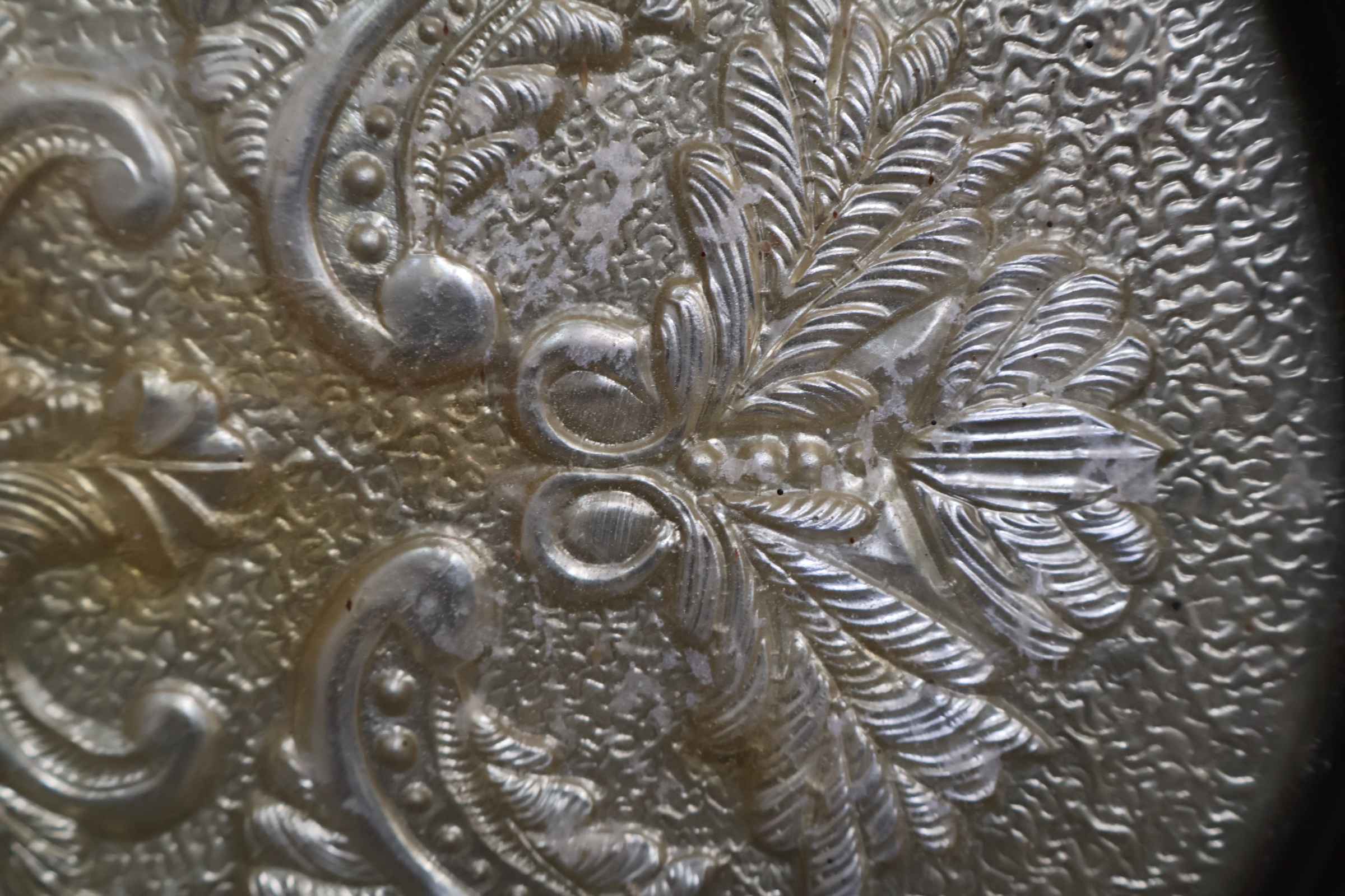 Vintage dienblad met reliëfmotief – foto 10 – kavel bij GSD Auctions, Zoeterwoude
