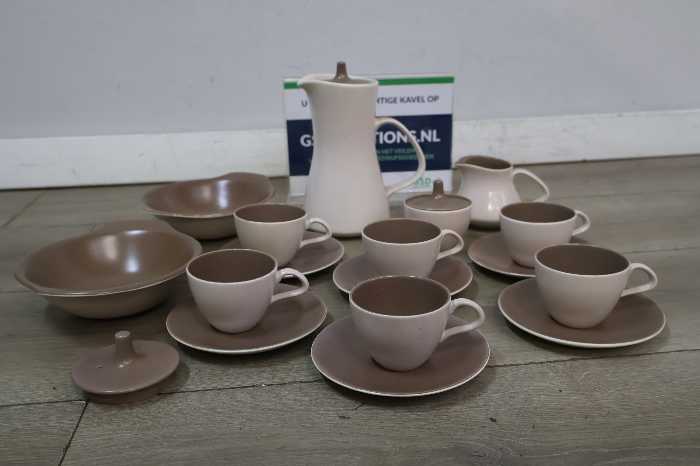 Compleet servies met koffiekannen en kopjes – foto 2 – kavel bij GSD Auctions, Zoeterwoude