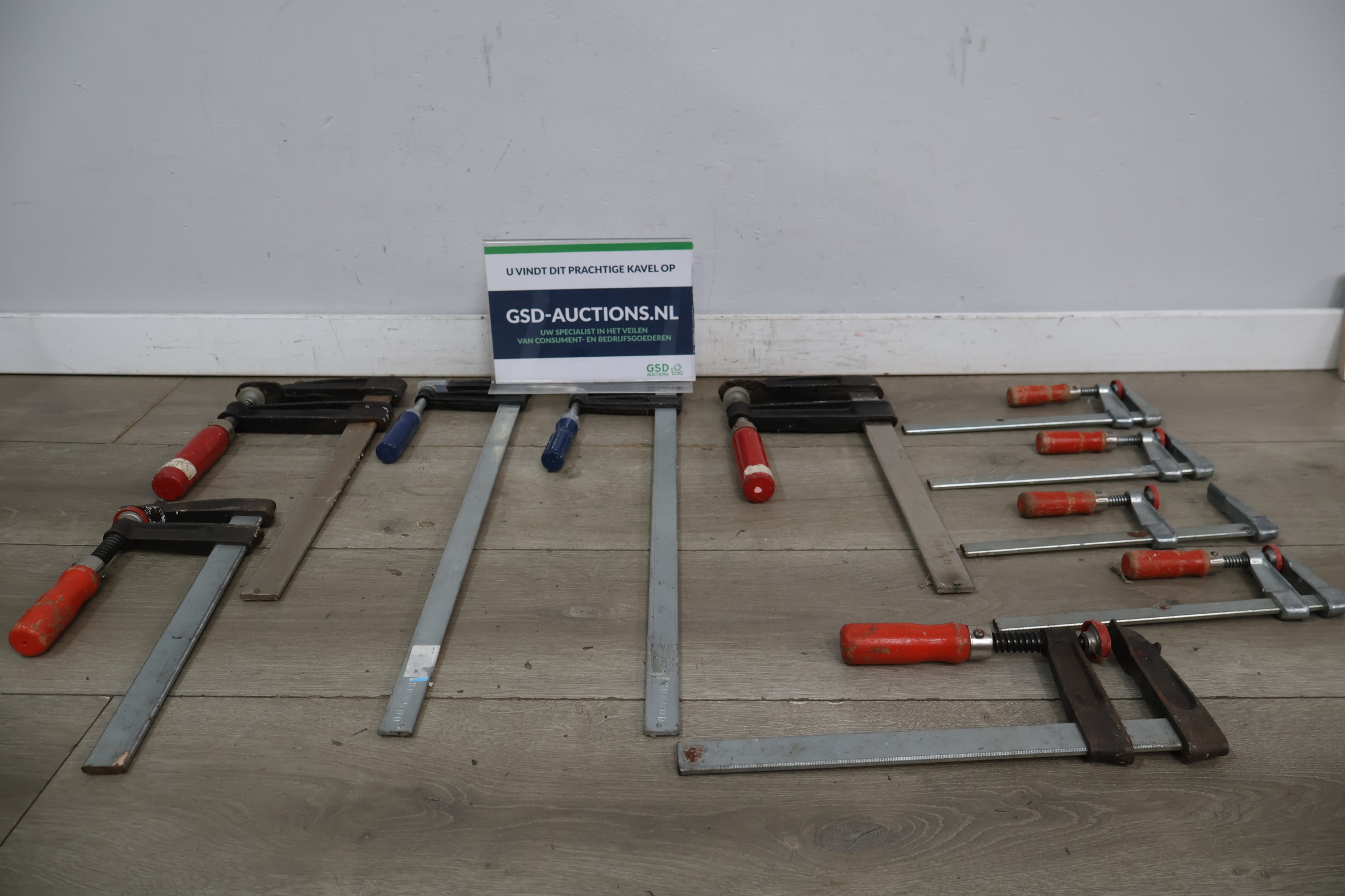 Set bankschroeven met rode en blauwe handgrepen – foto 2 – kavel bij GSD Auctions, Zoeterwoude