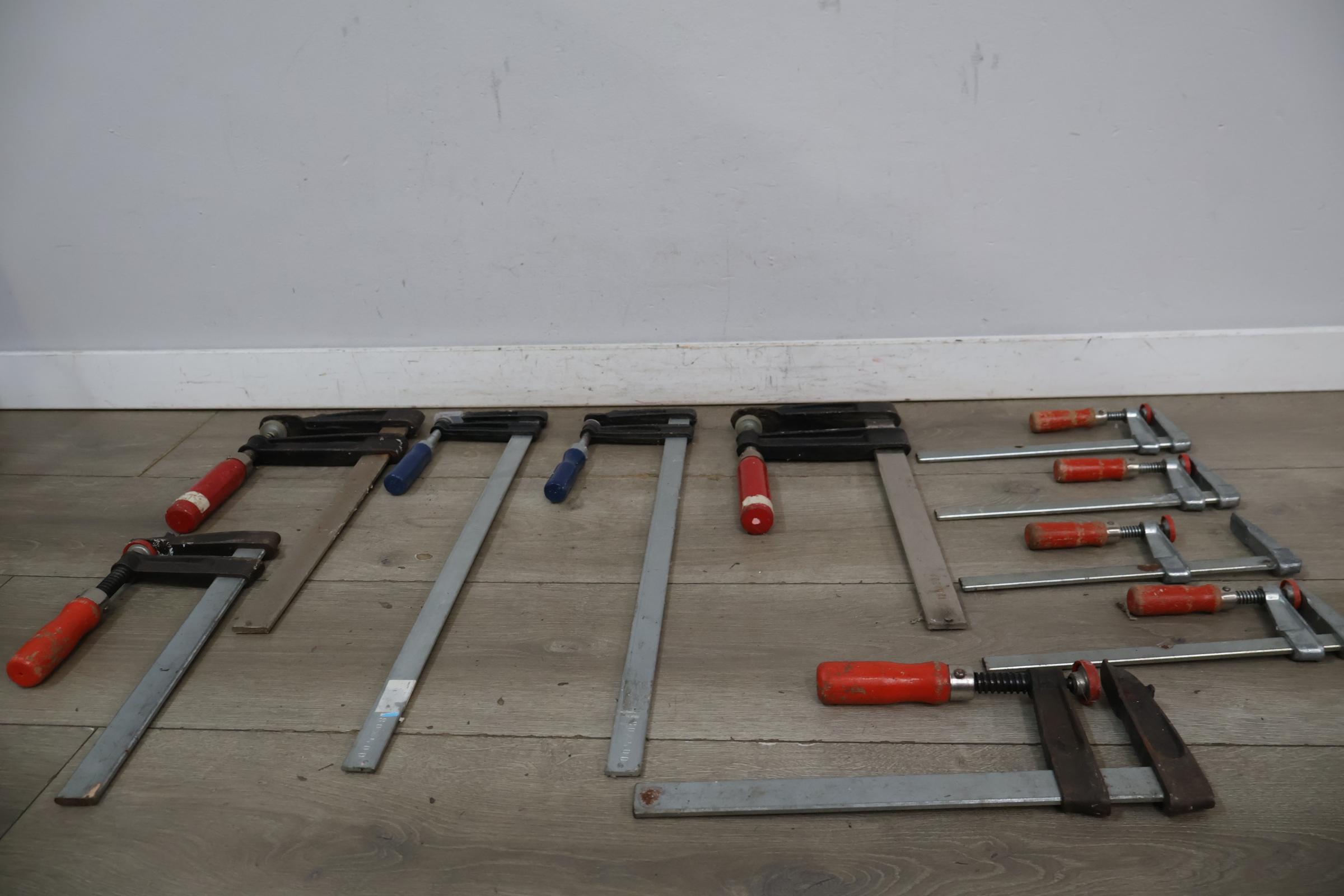 Set bankschroeven met rode en blauwe handgrepen – foto 3 – kavel bij GSD Auctions, Zoeterwoude