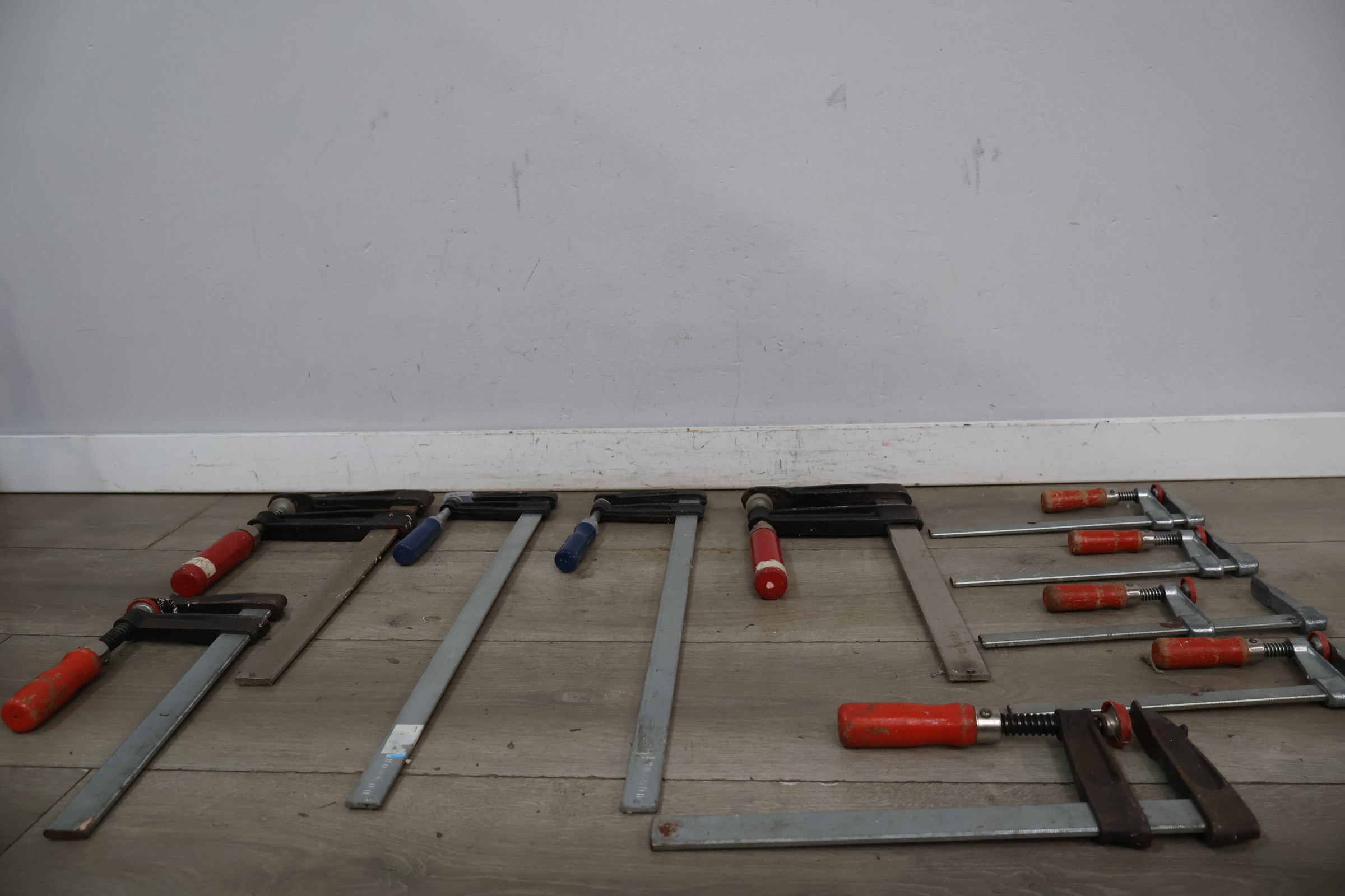 Set bankschroeven met rode en blauwe handgrepen – foto 4 – kavel bij GSD Auctions, Zoeterwoude