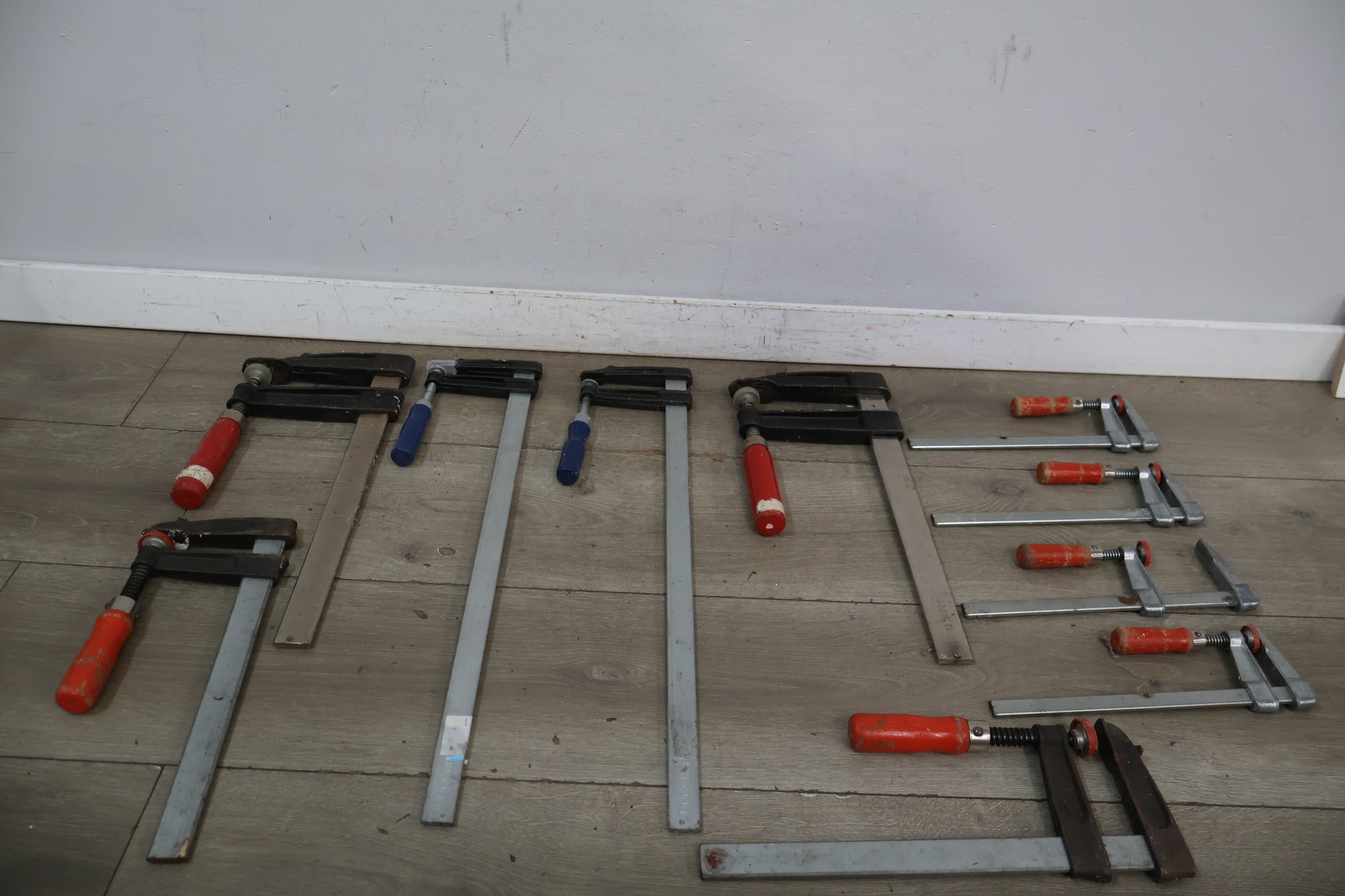 Set bankschroeven met rode en blauwe handgrepen – foto 5 – kavel bij GSD Auctions, Zoeterwoude