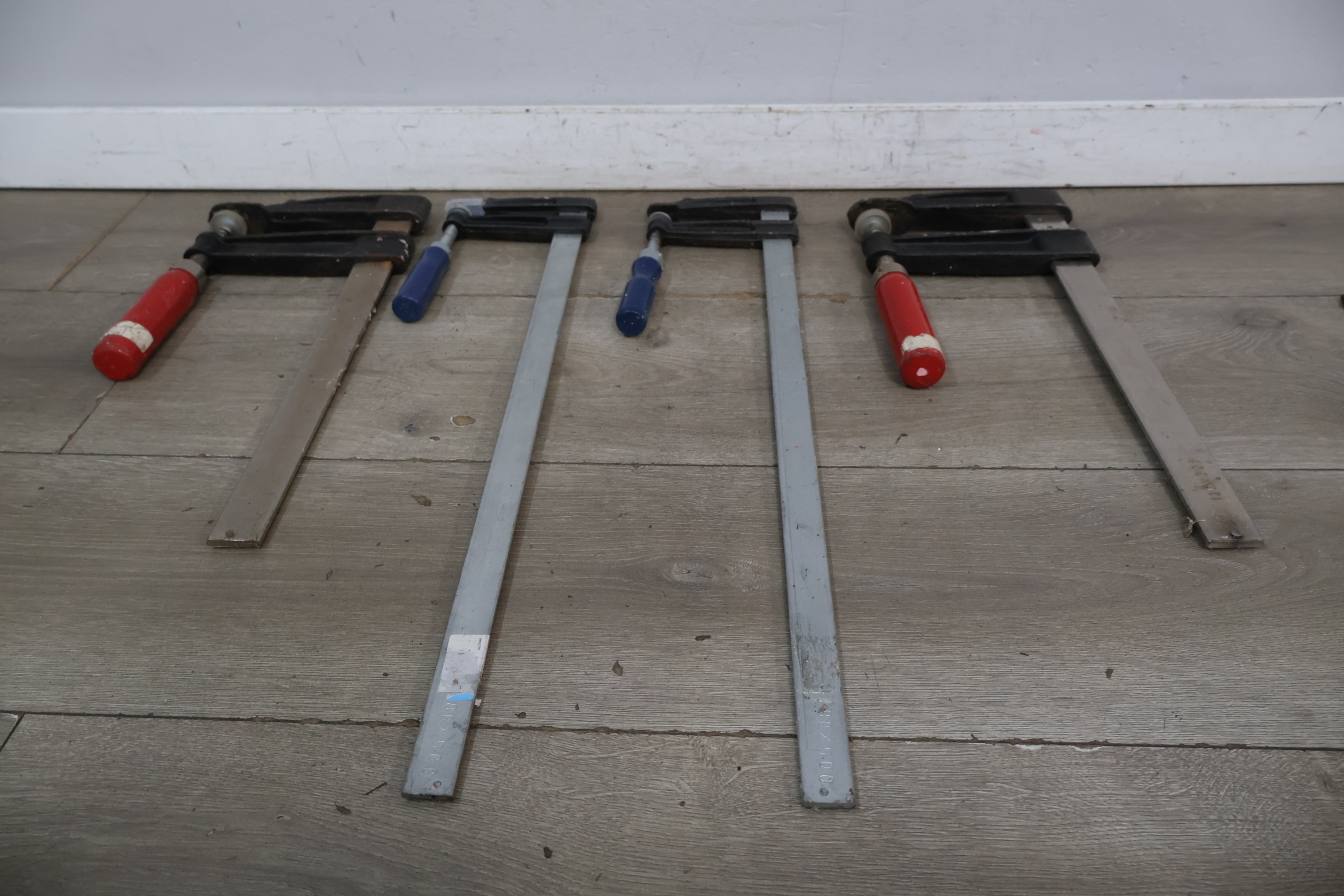 Set bankschroeven met rode en blauwe handgrepen – foto 6 – kavel bij GSD Auctions, Zoeterwoude