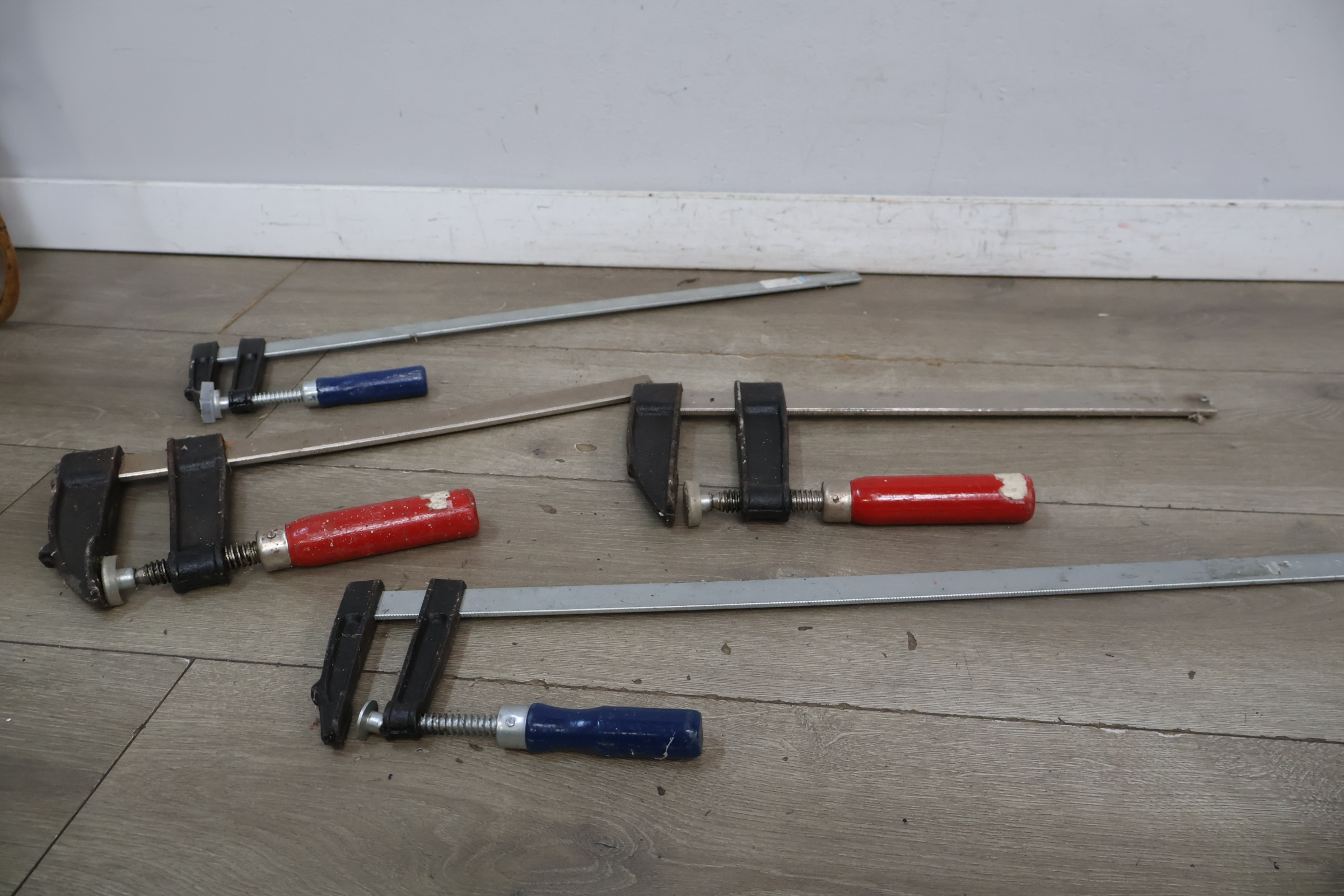 Set bankschroeven met rode en blauwe handgrepen – foto 7 – kavel bij GSD Auctions, Zoeterwoude