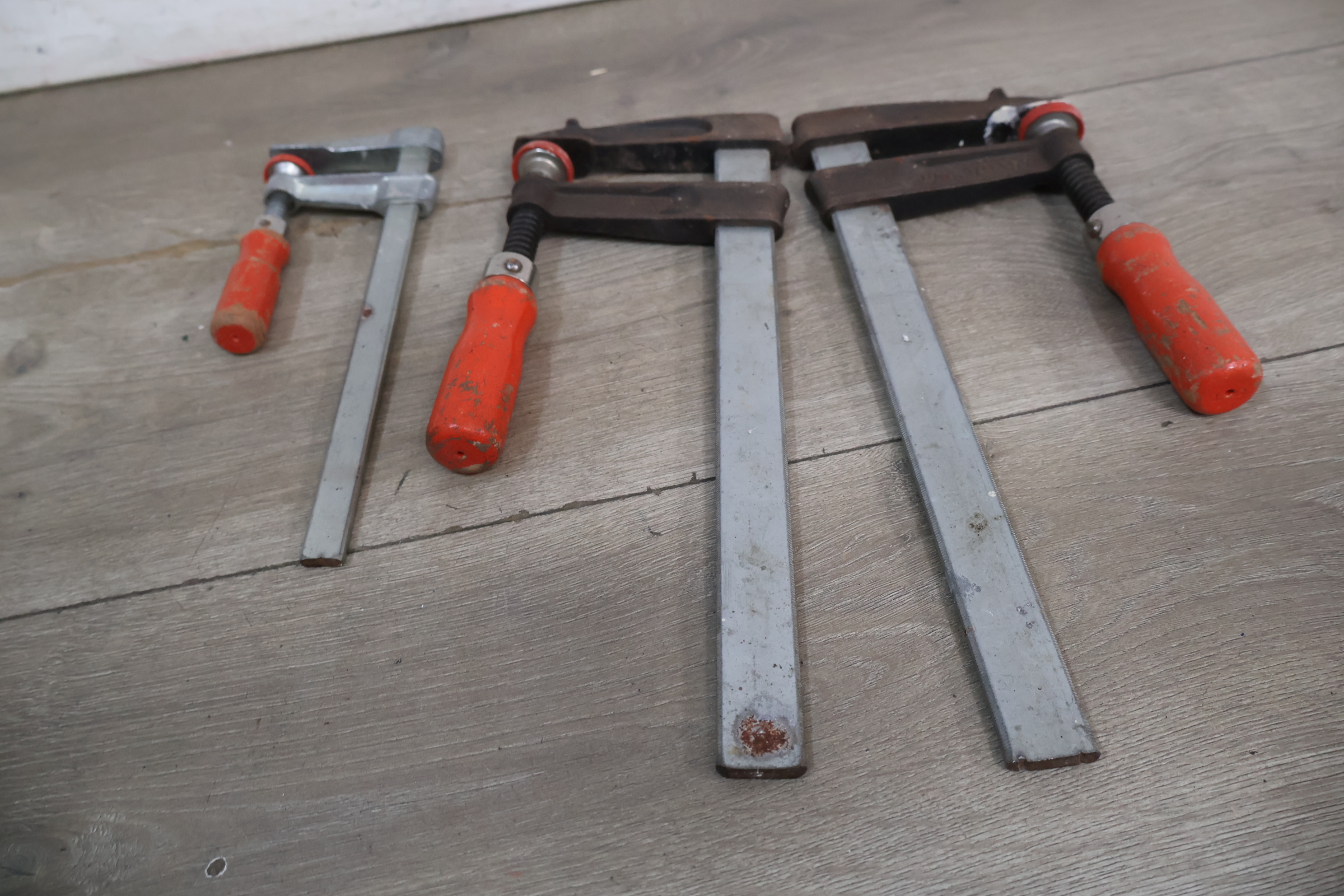 Set bankschroeven met rode en blauwe handgrepen – foto 9 – kavel bij GSD Auctions, Zoeterwoude
