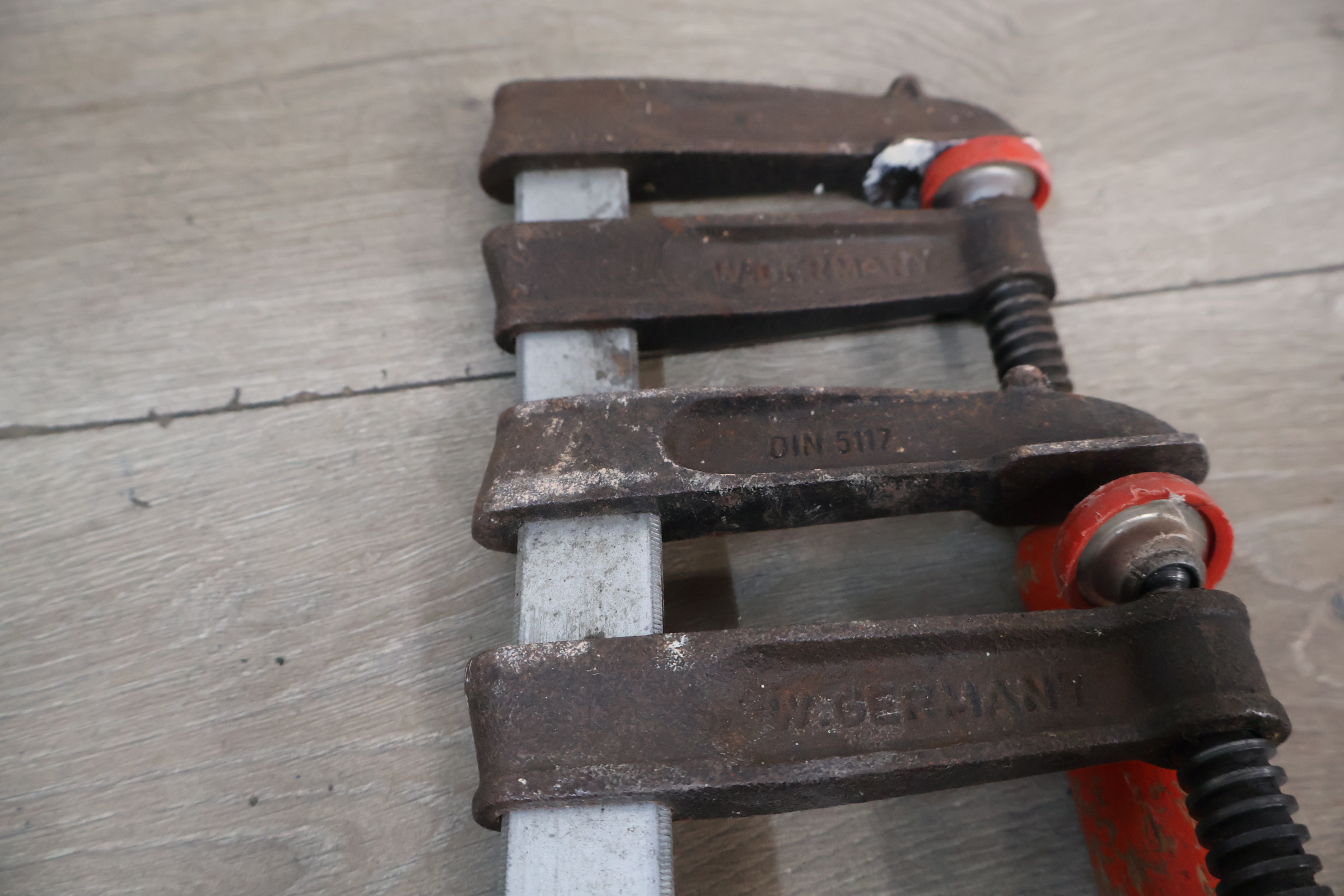 Set bankschroeven met rode en blauwe handgrepen – foto 10 – kavel bij GSD Auctions, Zoeterwoude
