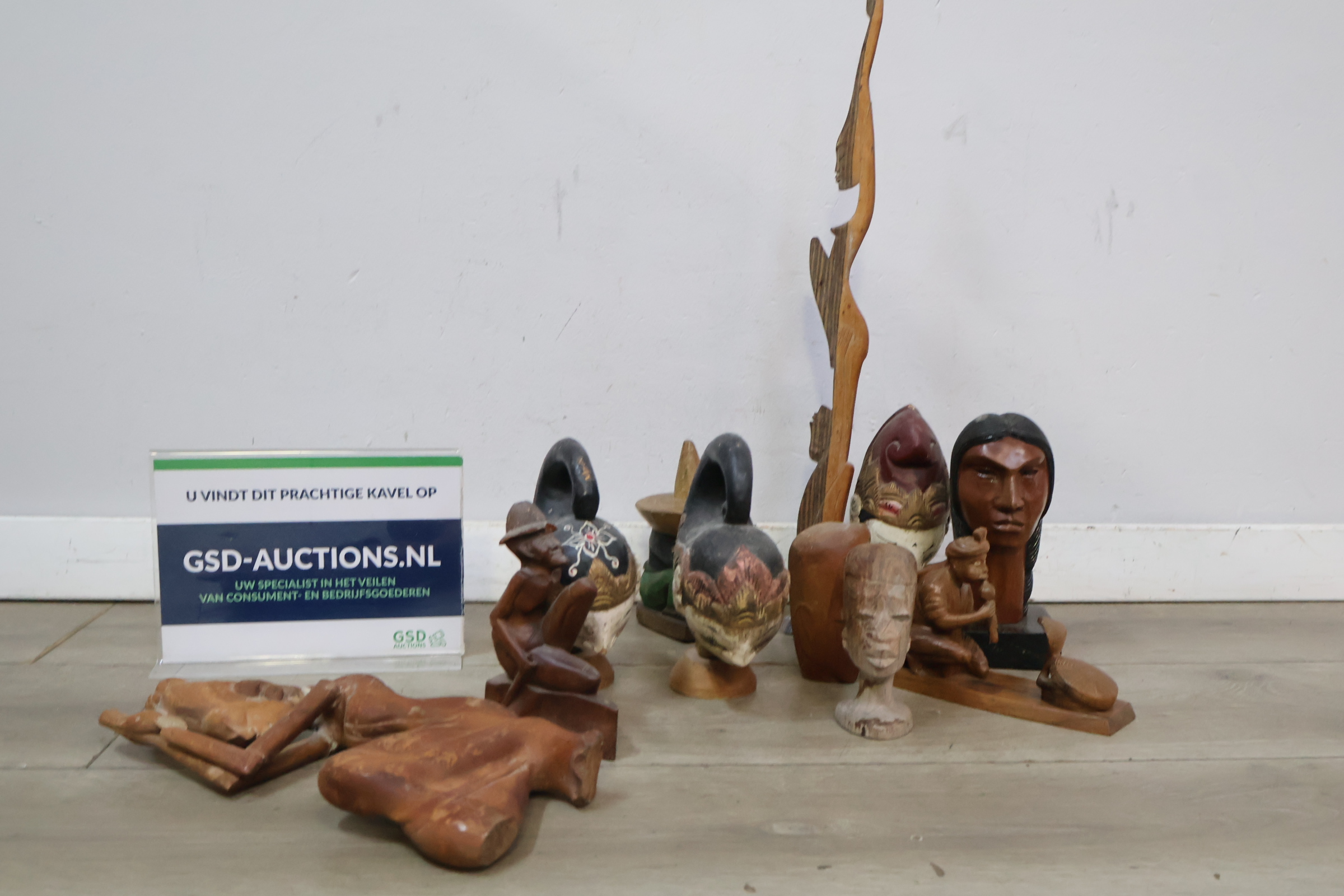 Lot houten sierhouten beelden en maskers – foto 2 – kavel bij GSD Auctions, Zoeterwoude