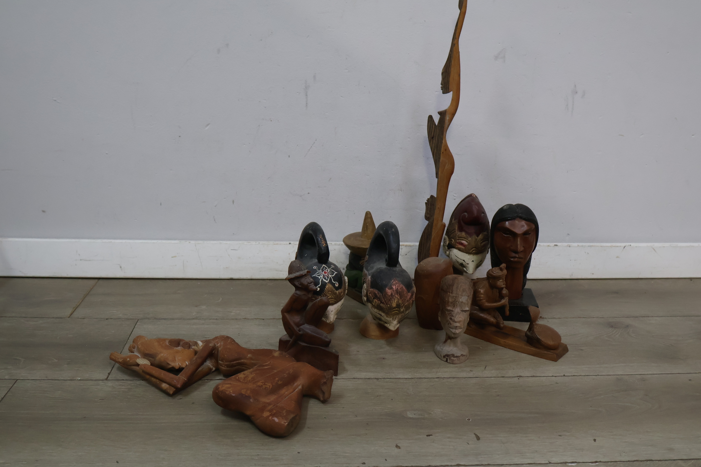 Lot houten sierhouten beelden en maskers – foto 3 – kavel bij GSD Auctions, Zoeterwoude